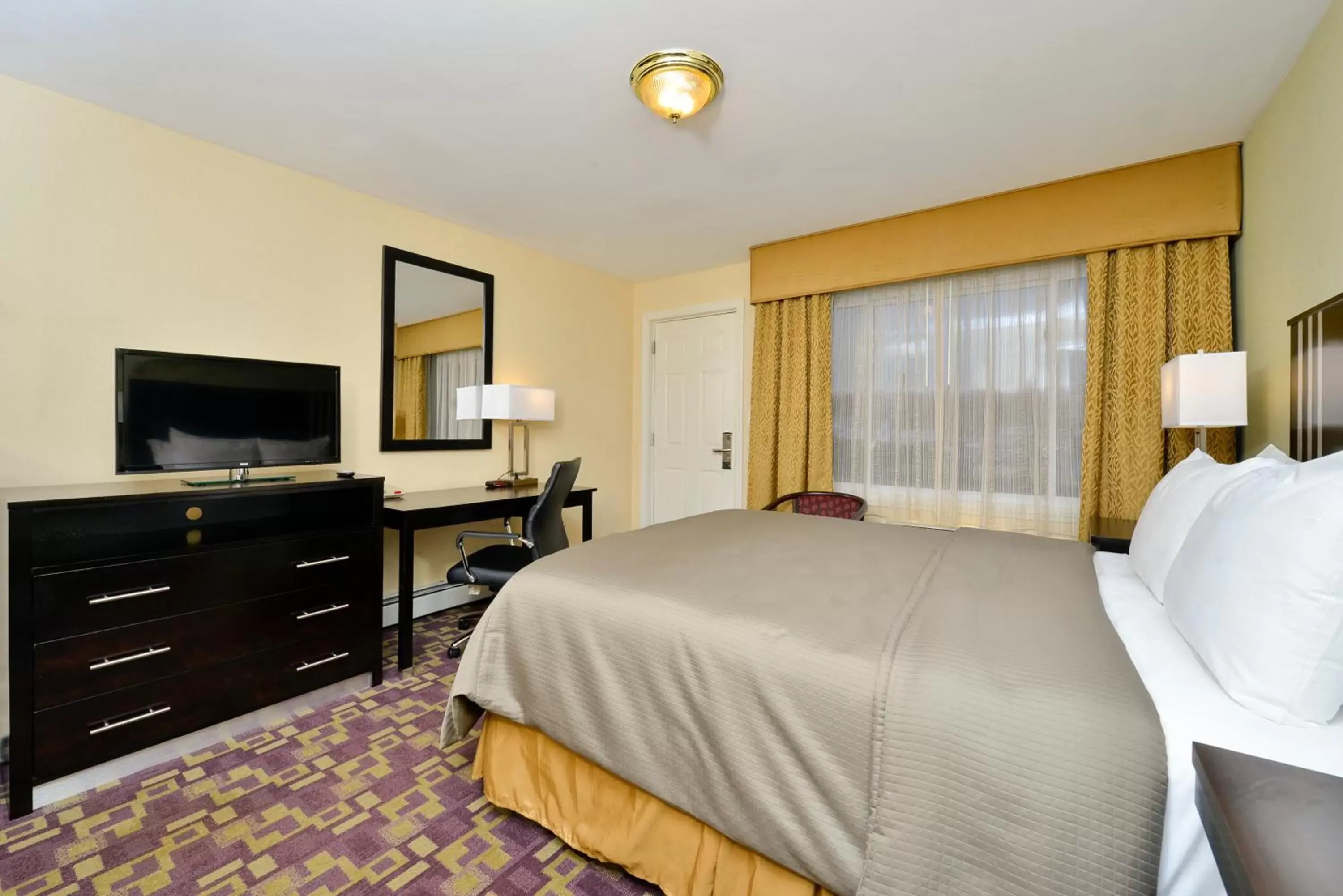 Bedroom, TV/Entertainment Center in Americas Best Value Inn Providence-North Scituate