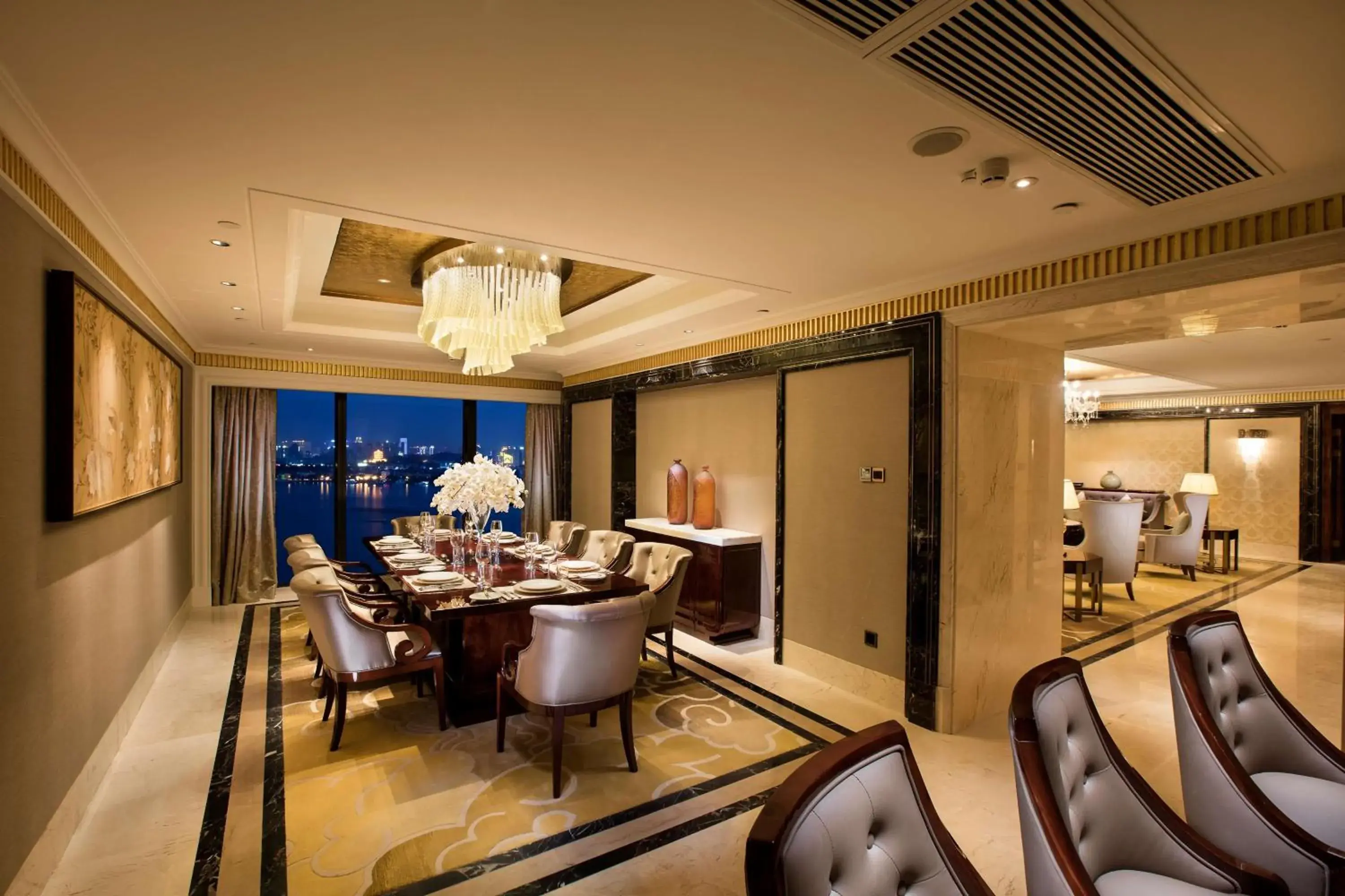 Photo of the whole room, Restaurant/Places to Eat in Hilton Wuhan Riverside