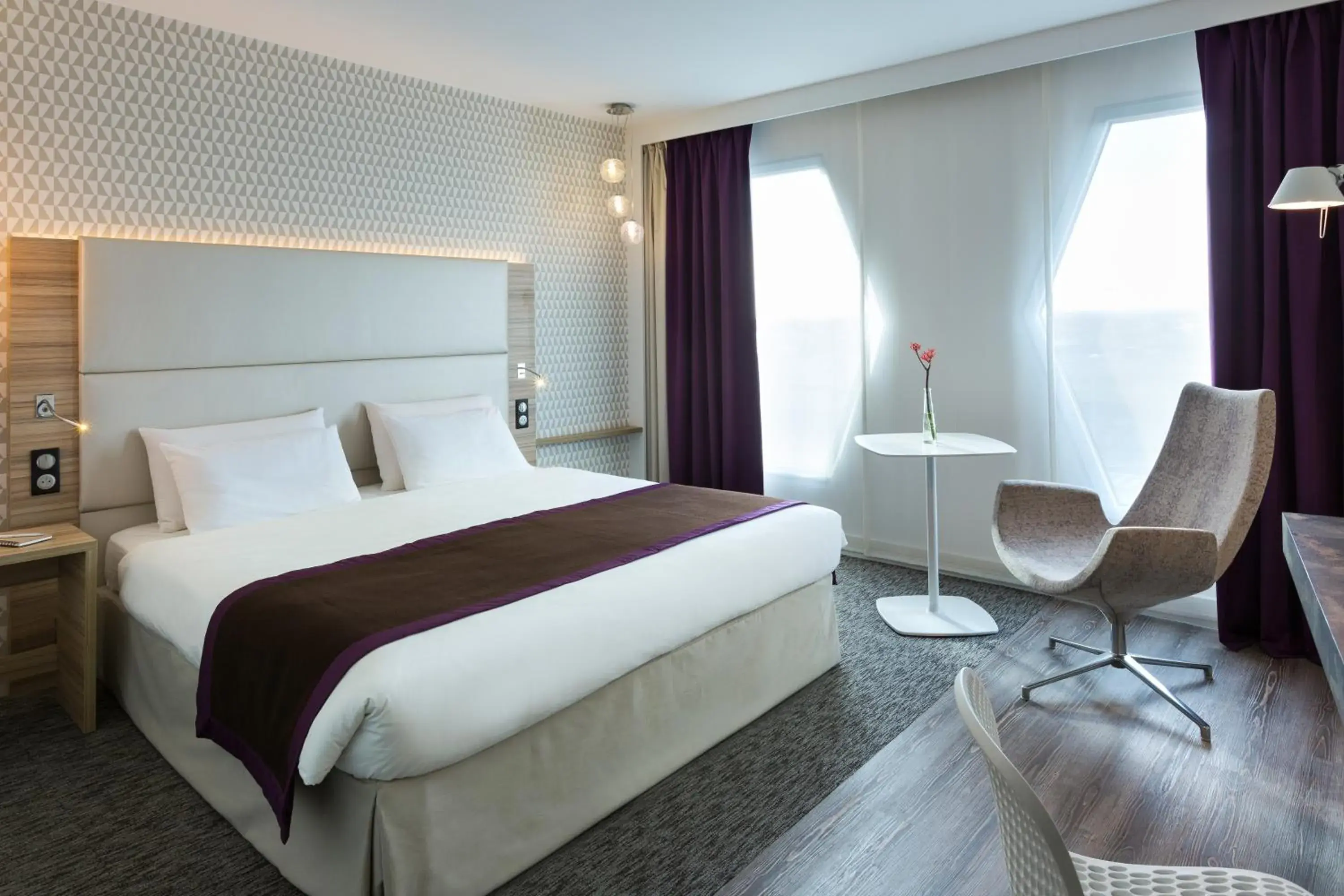 Seating area, Bed in Hotel Mercure Paris Orly Rungis