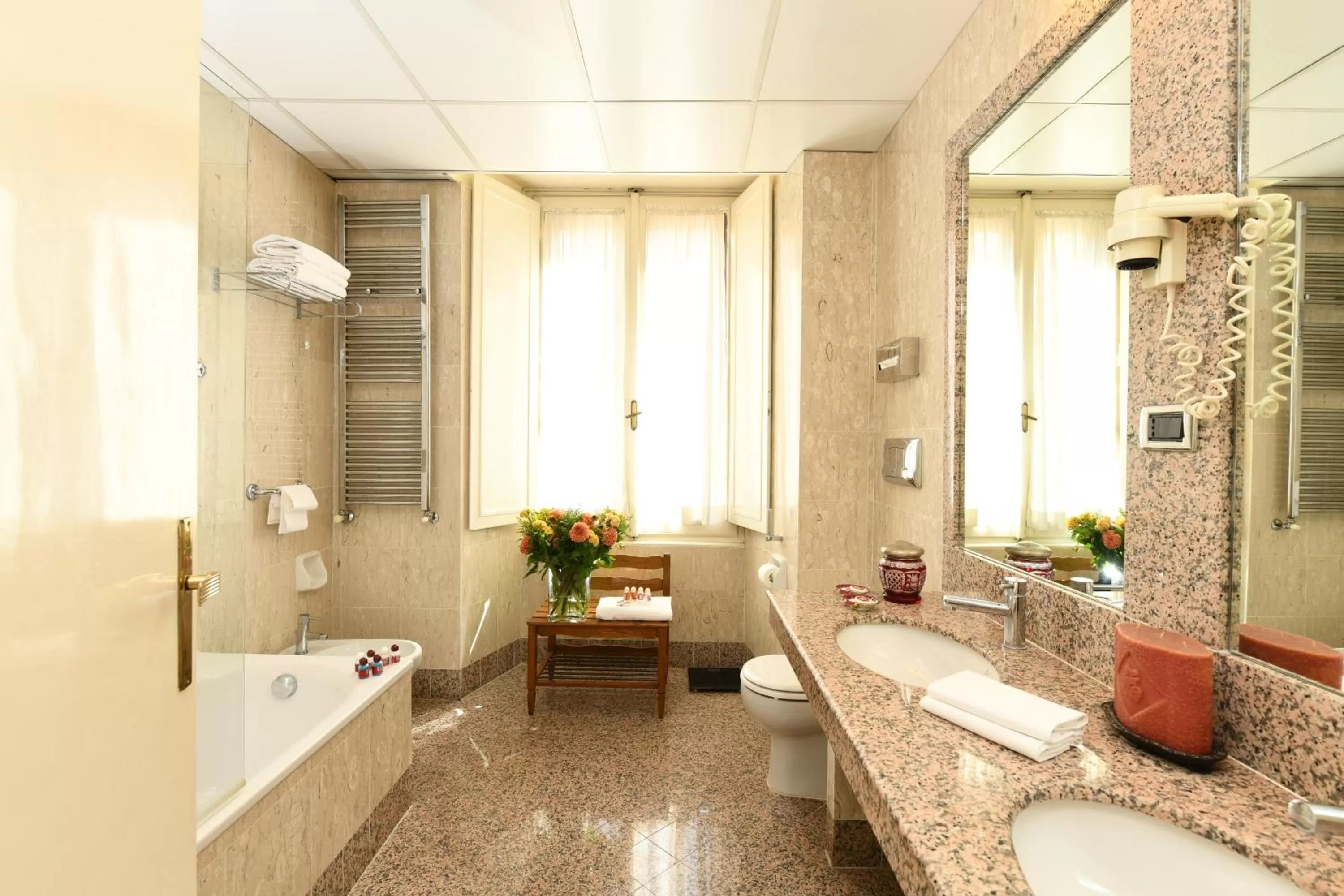 Shower in Bettoja Hotel Massimo d'Azeglio