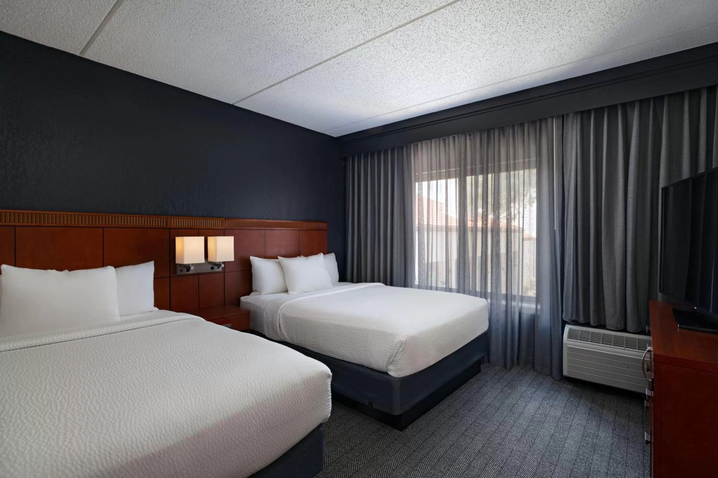 Bedroom, Bed in Courtyard by Marriott San Antonio Downtown