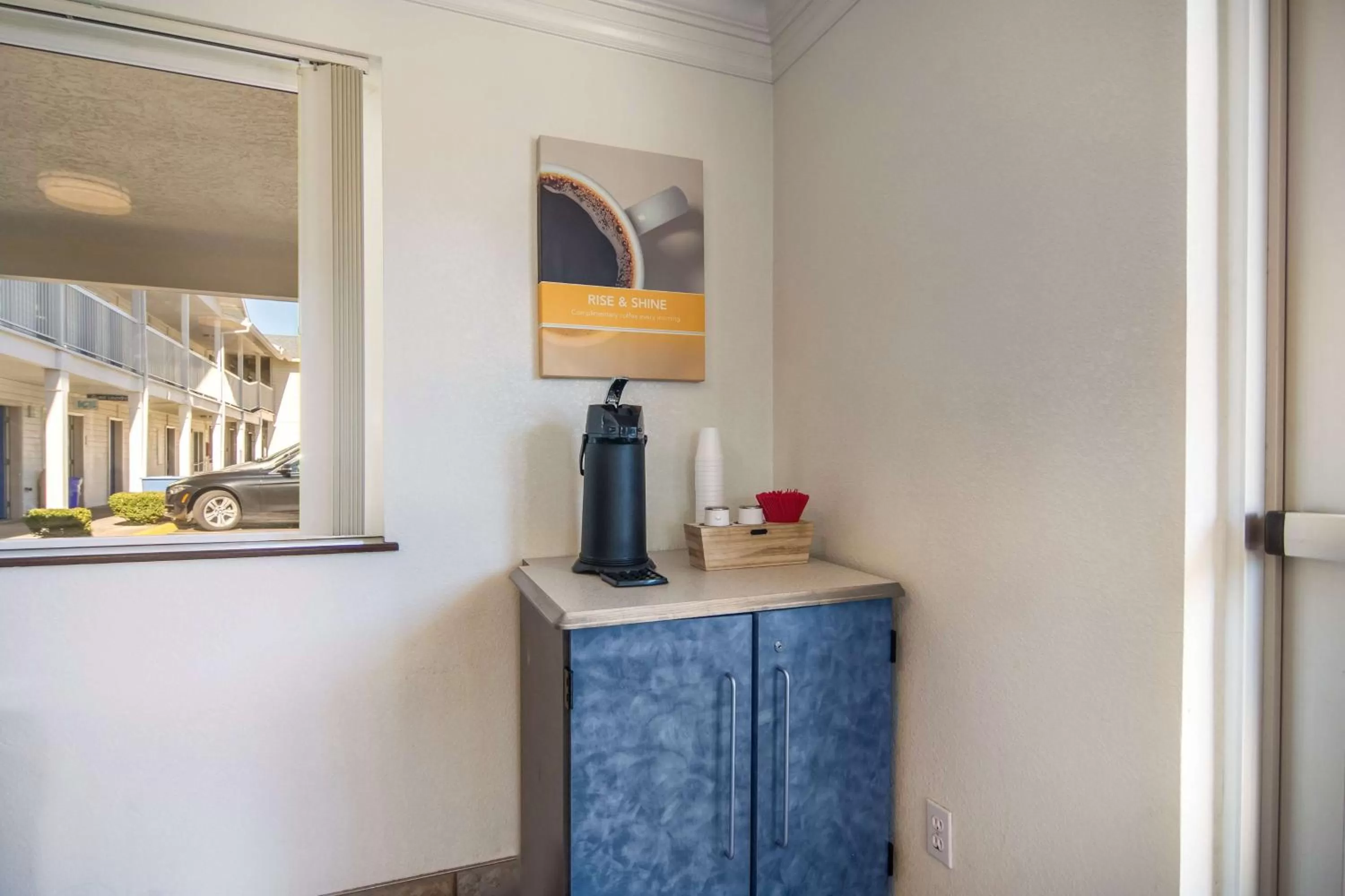 Coffee/tea facilities in Motel 6 Portland Mall - 205