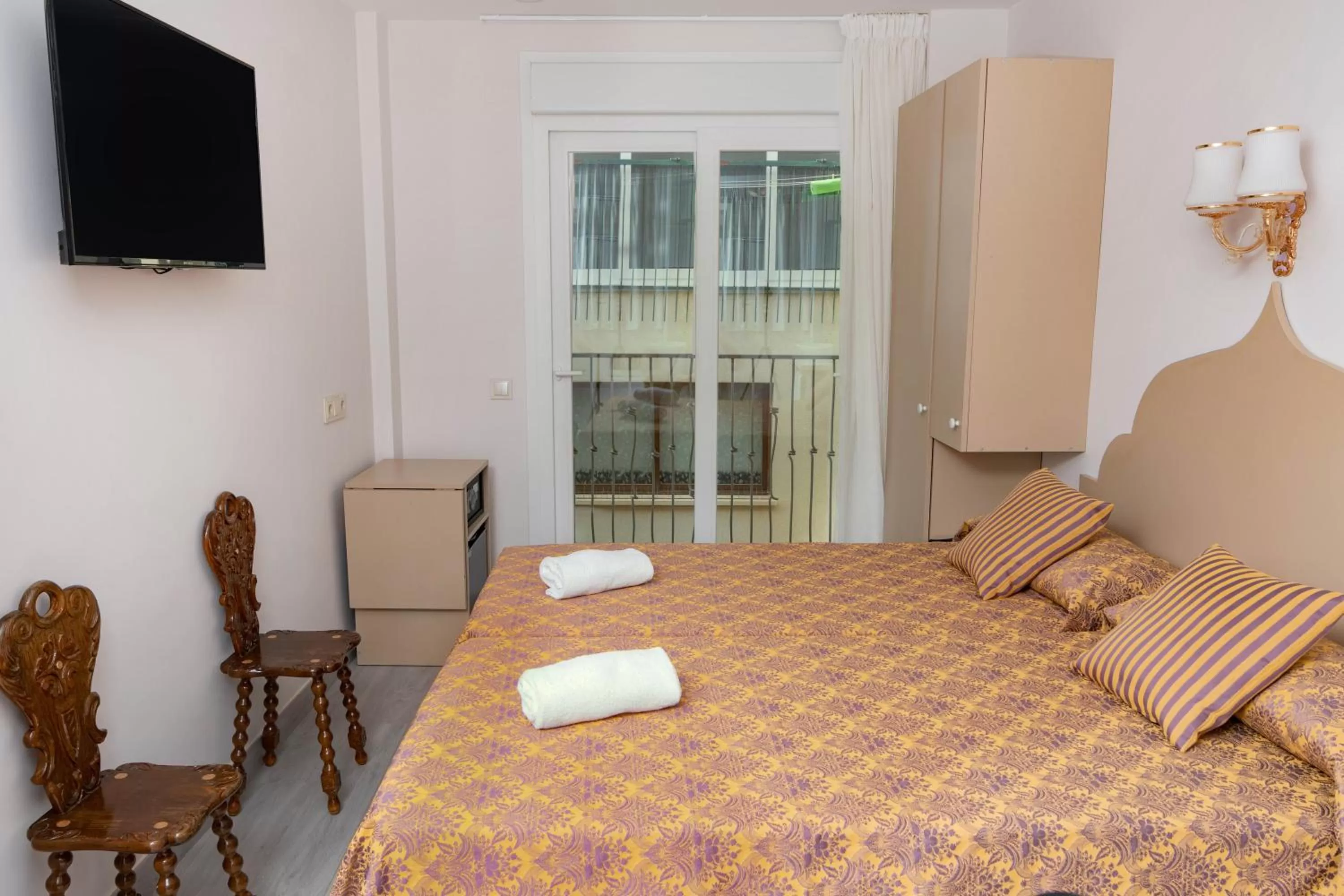 Photo of the whole room, Bed in NR Mirador del Castillo