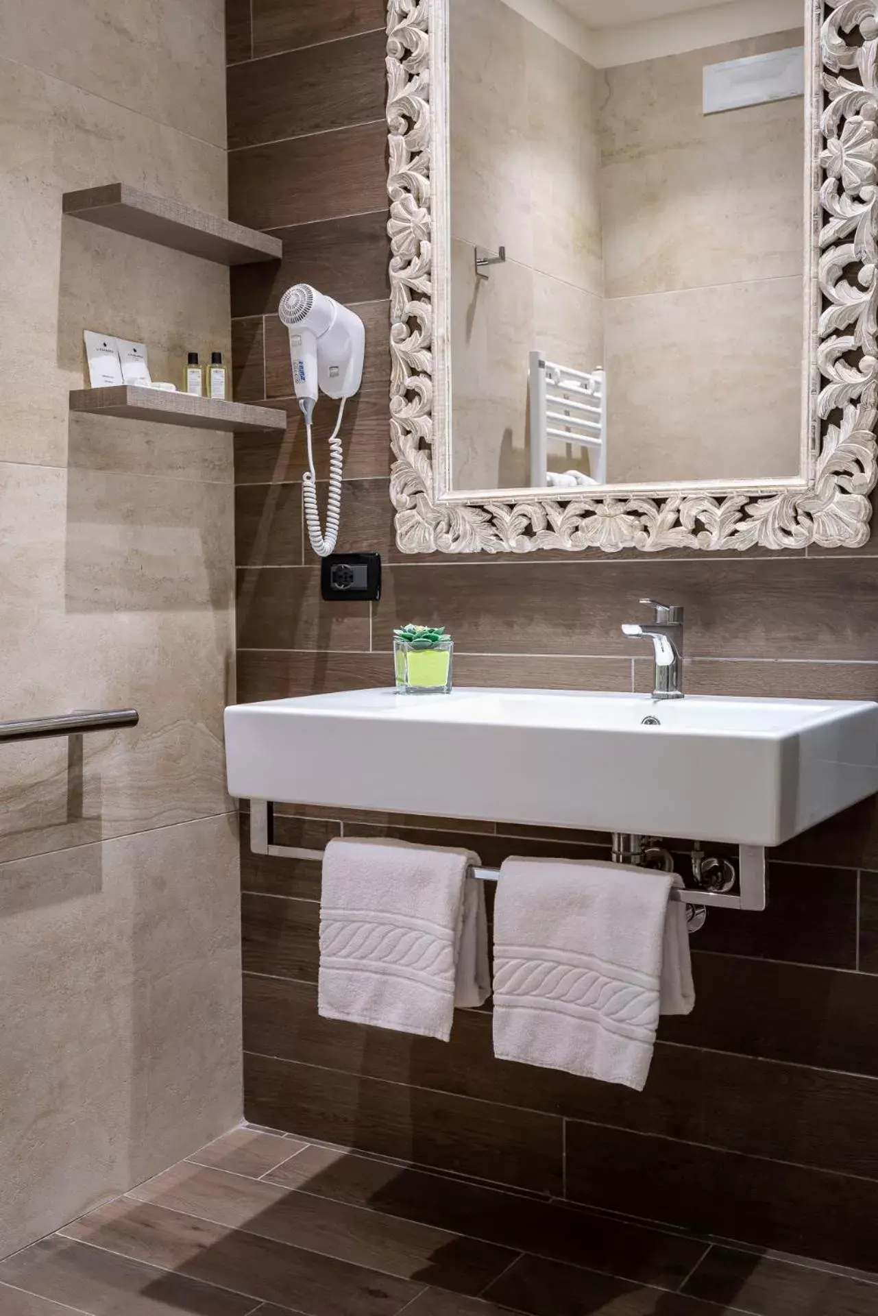 Bathroom in Litoraneo Suite Hotel