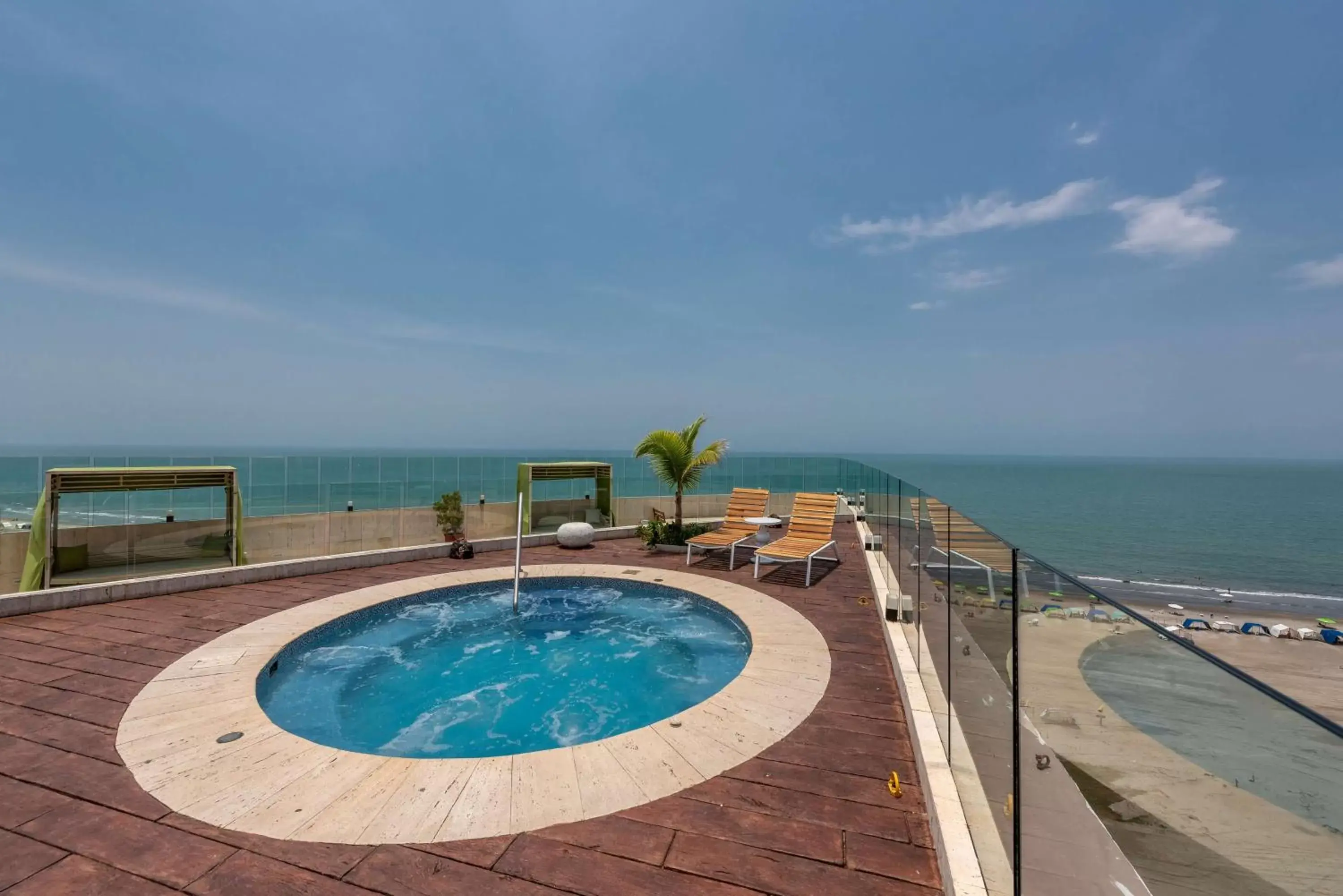 Solarium, Swimming Pool in Radisson Cartagena Ocean Pavillion Hotel