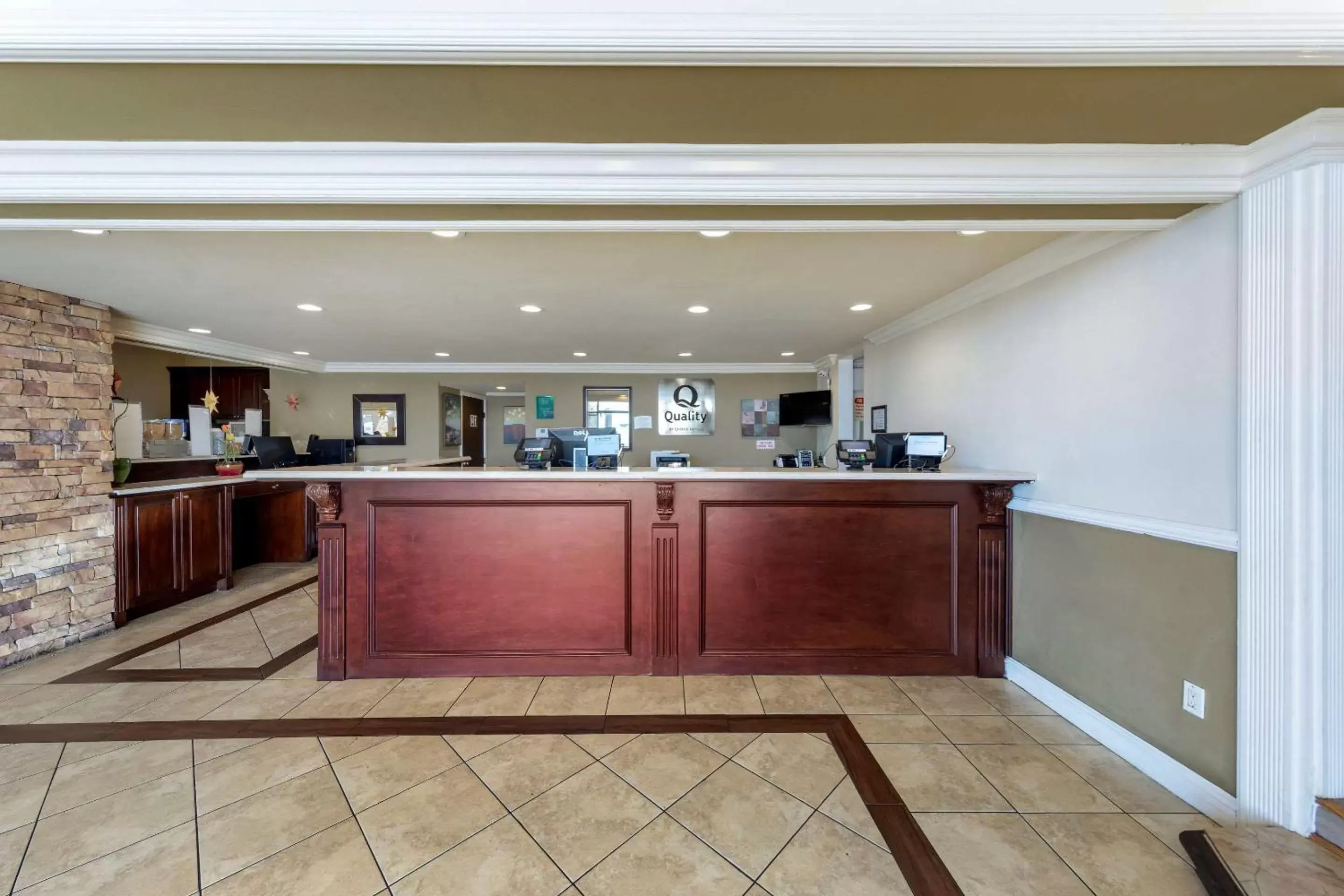 Lobby or reception in Quality Inn Long Beach - Signal Hill