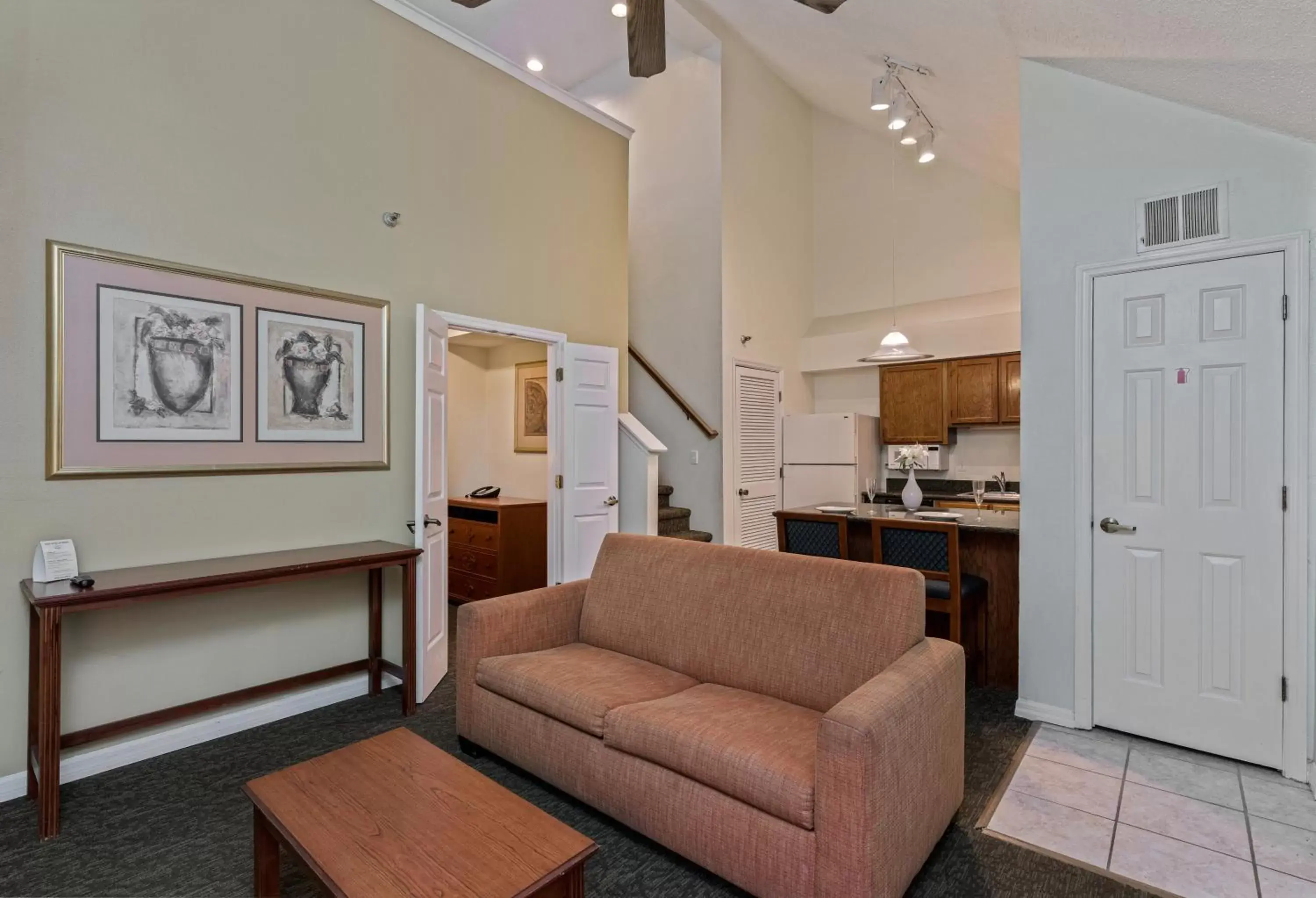 Living room, Seating Area in Chase Suite Hotel Rocky Point Tampa