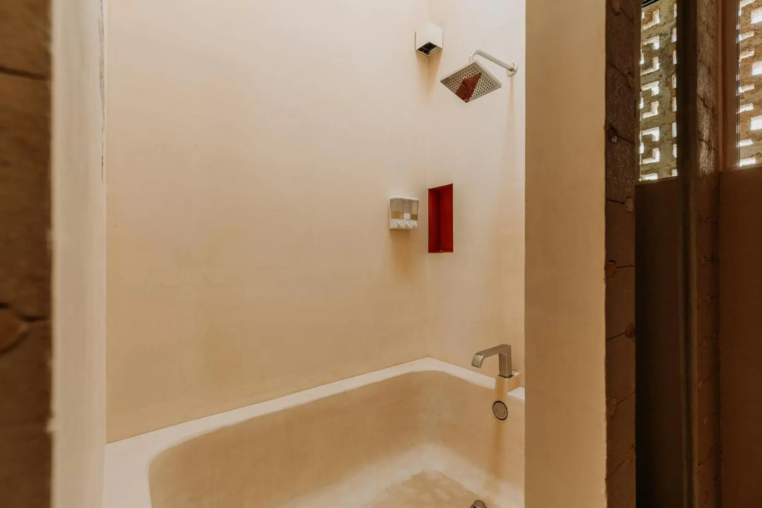 Bath, Bathroom in Hotel Waye
