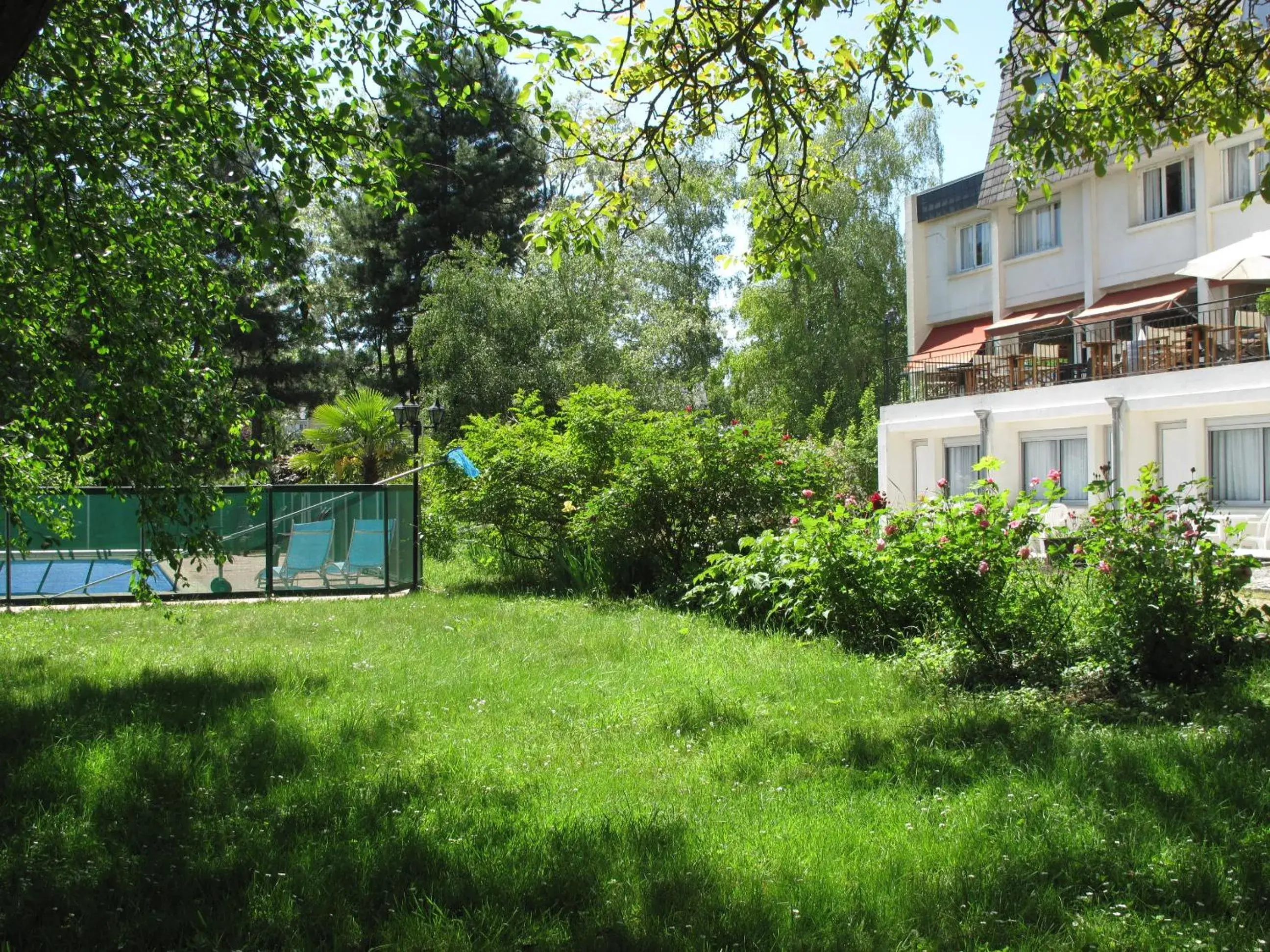 Garden, Property Building in Hotel La Longue Vue