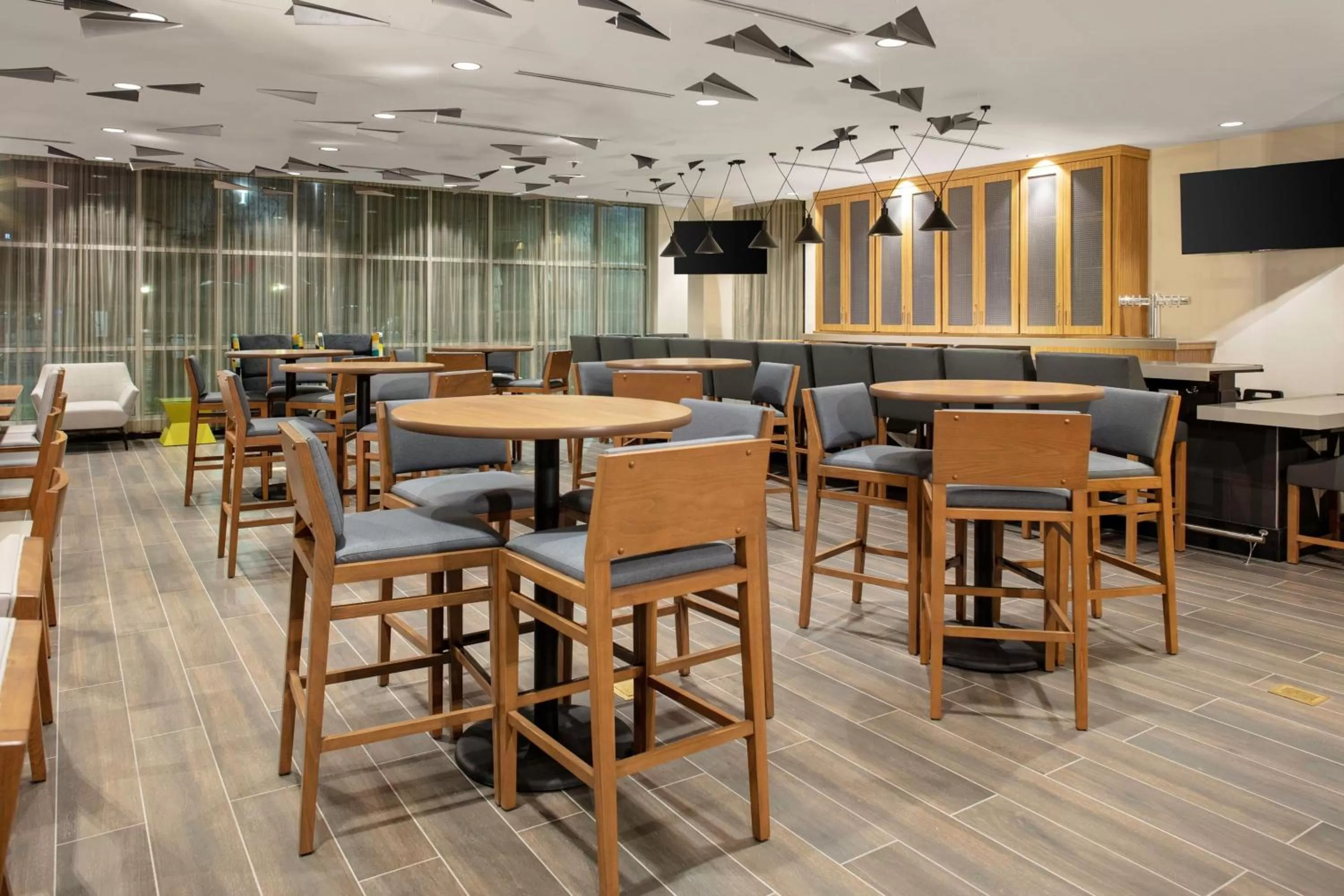 Lounge or bar in TownePlace Suites by Marriott Orlando Airport