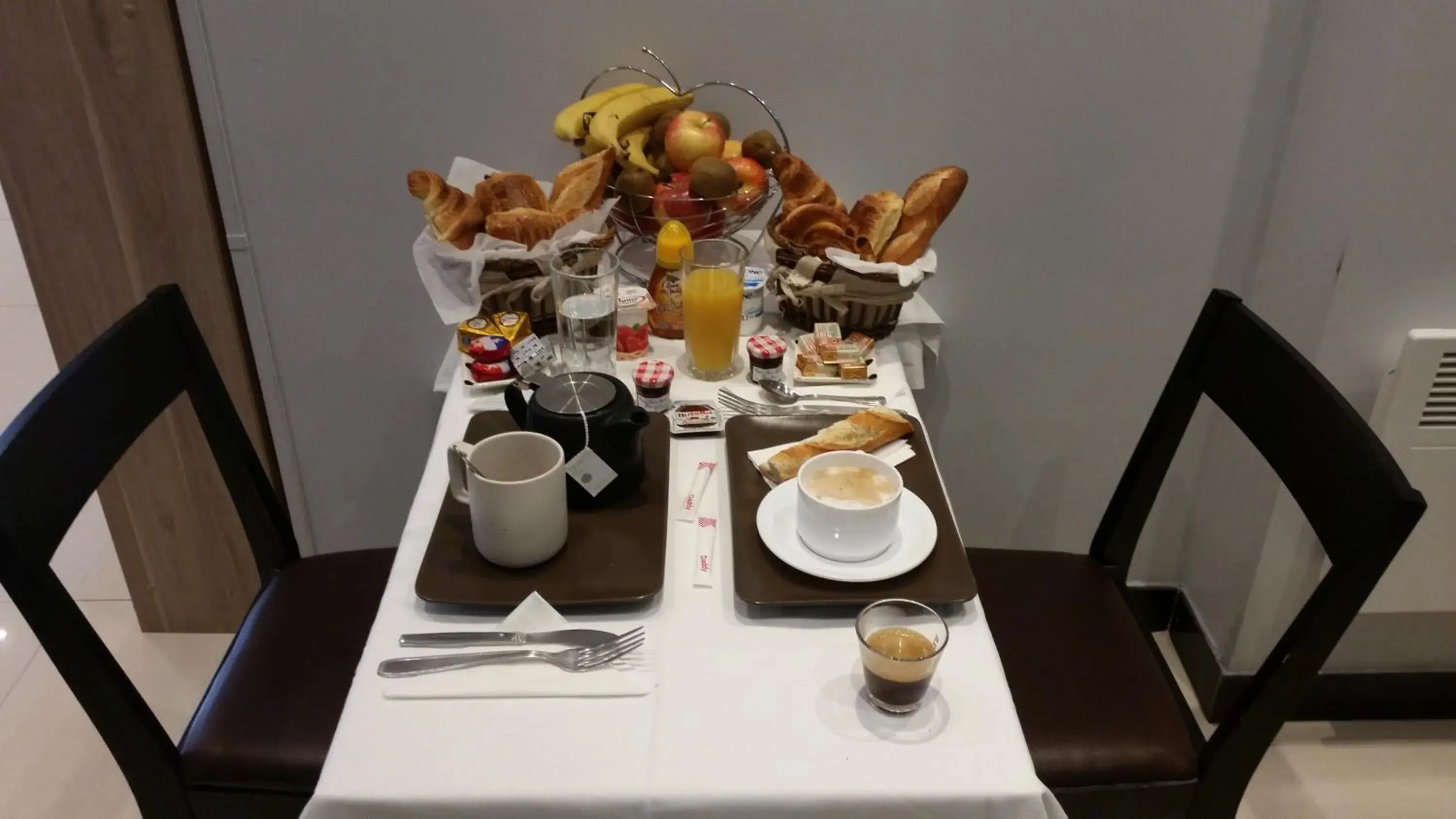 Breakfast in Hotel la Perle Montparnasse