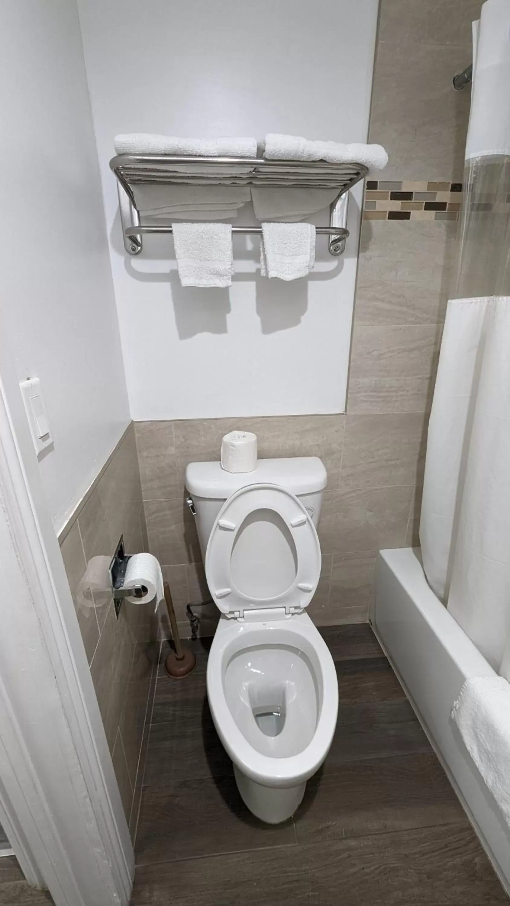 Toilet, Bathroom in Airport Motel - Inglewood
