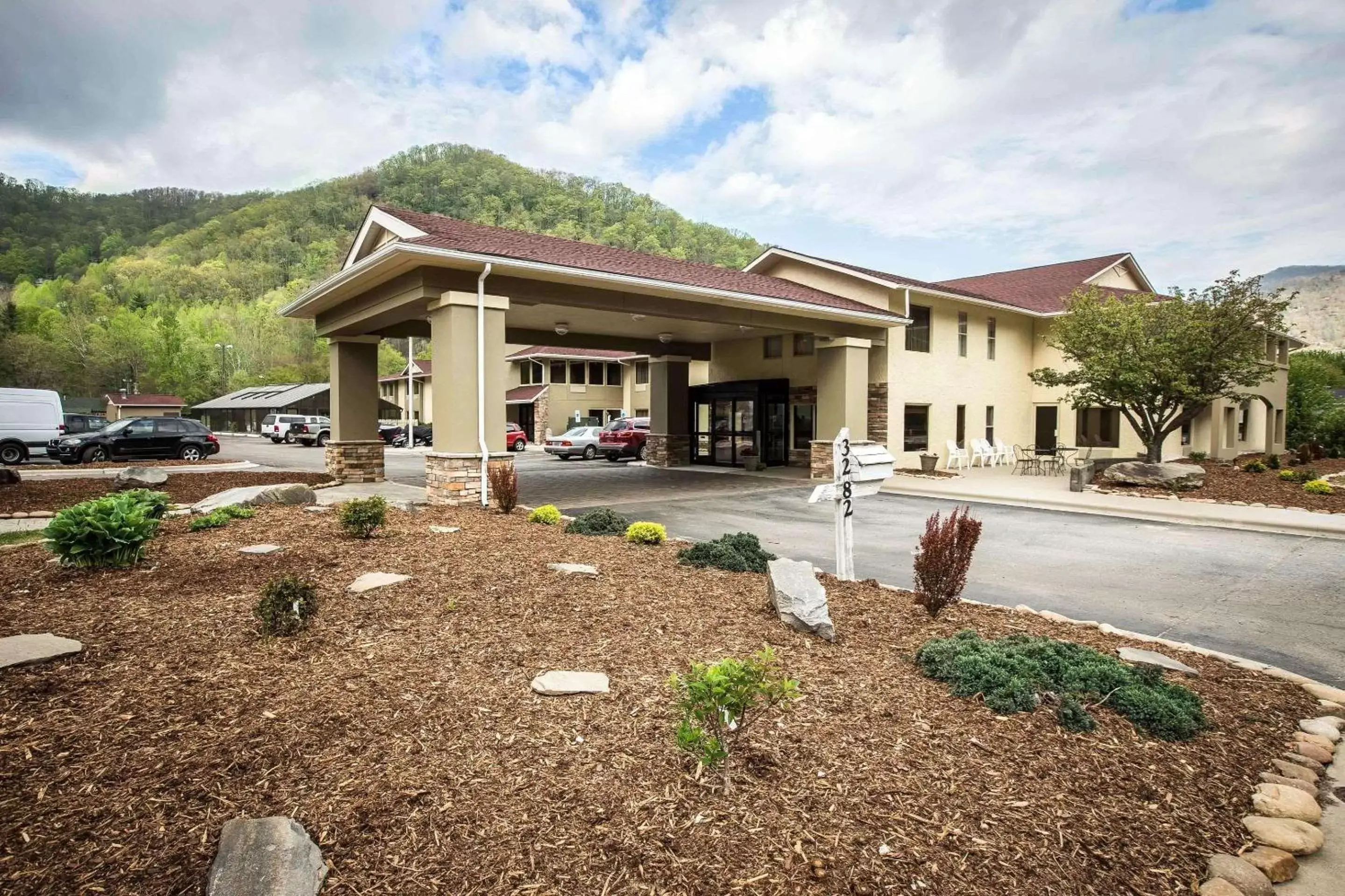 Property building in Comfort Inn near Great Smoky Mountain National Park