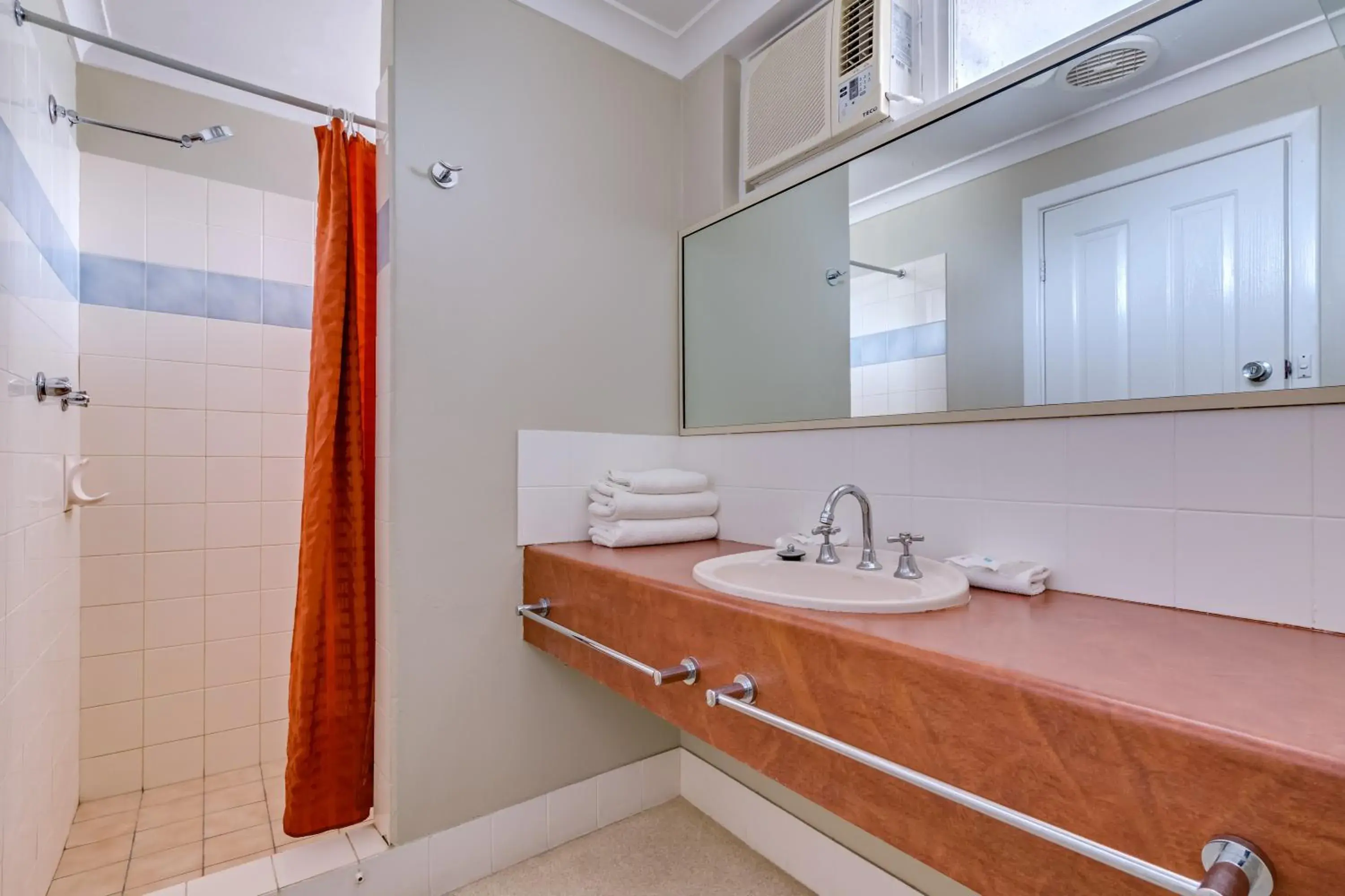 Bathroom in ibis Styles Albany