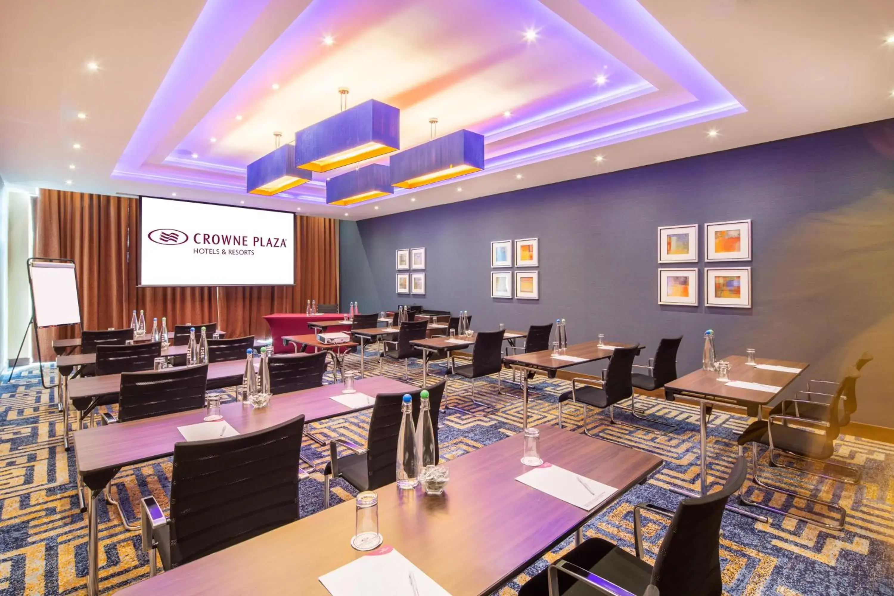 Meeting/conference room, Restaurant/Places to Eat in Crowne Plaza London - Gatwick Airport, an IHG Hotel