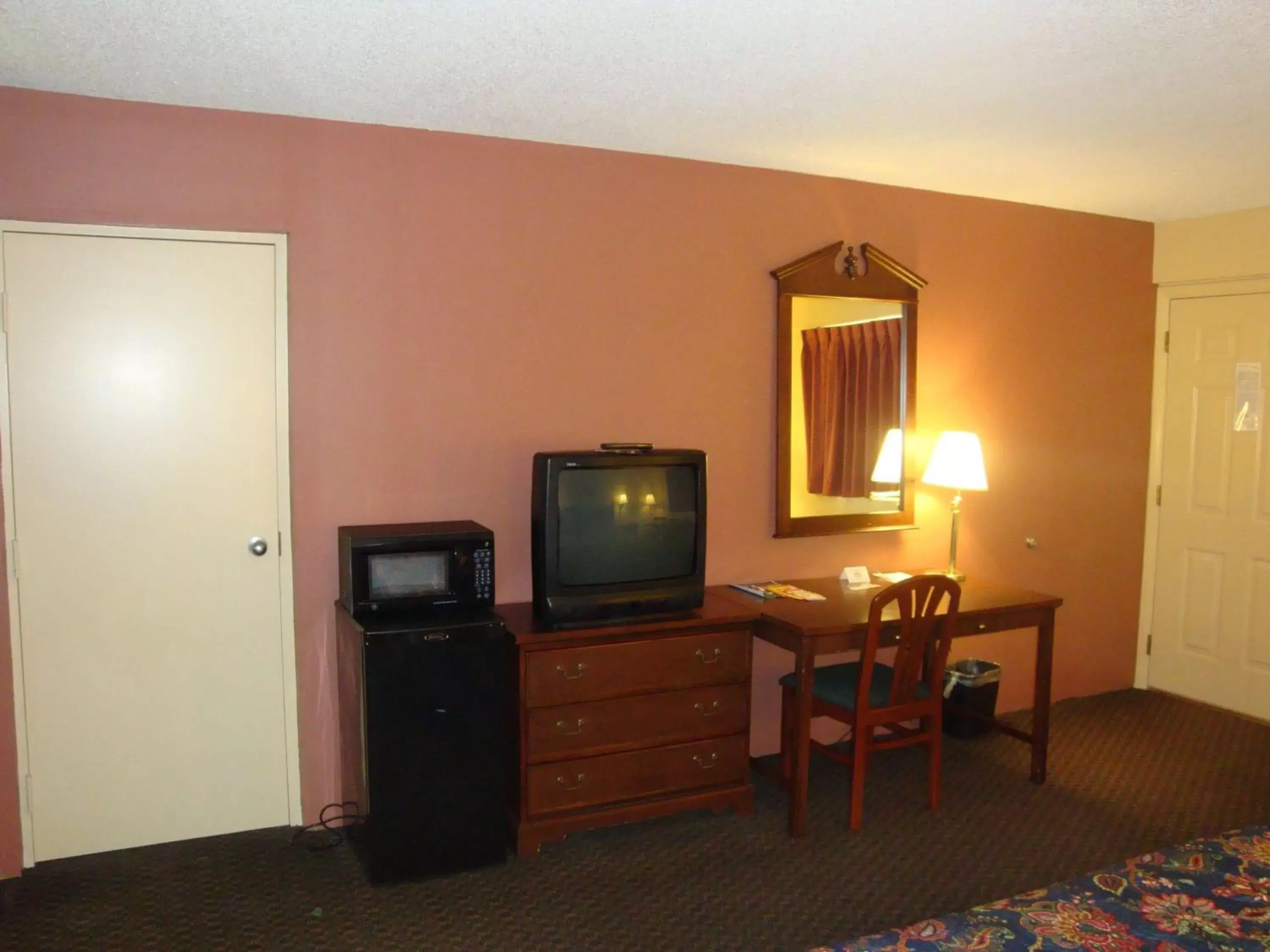 Photo of the whole room, TV/Entertainment Center in Wilmington Inn