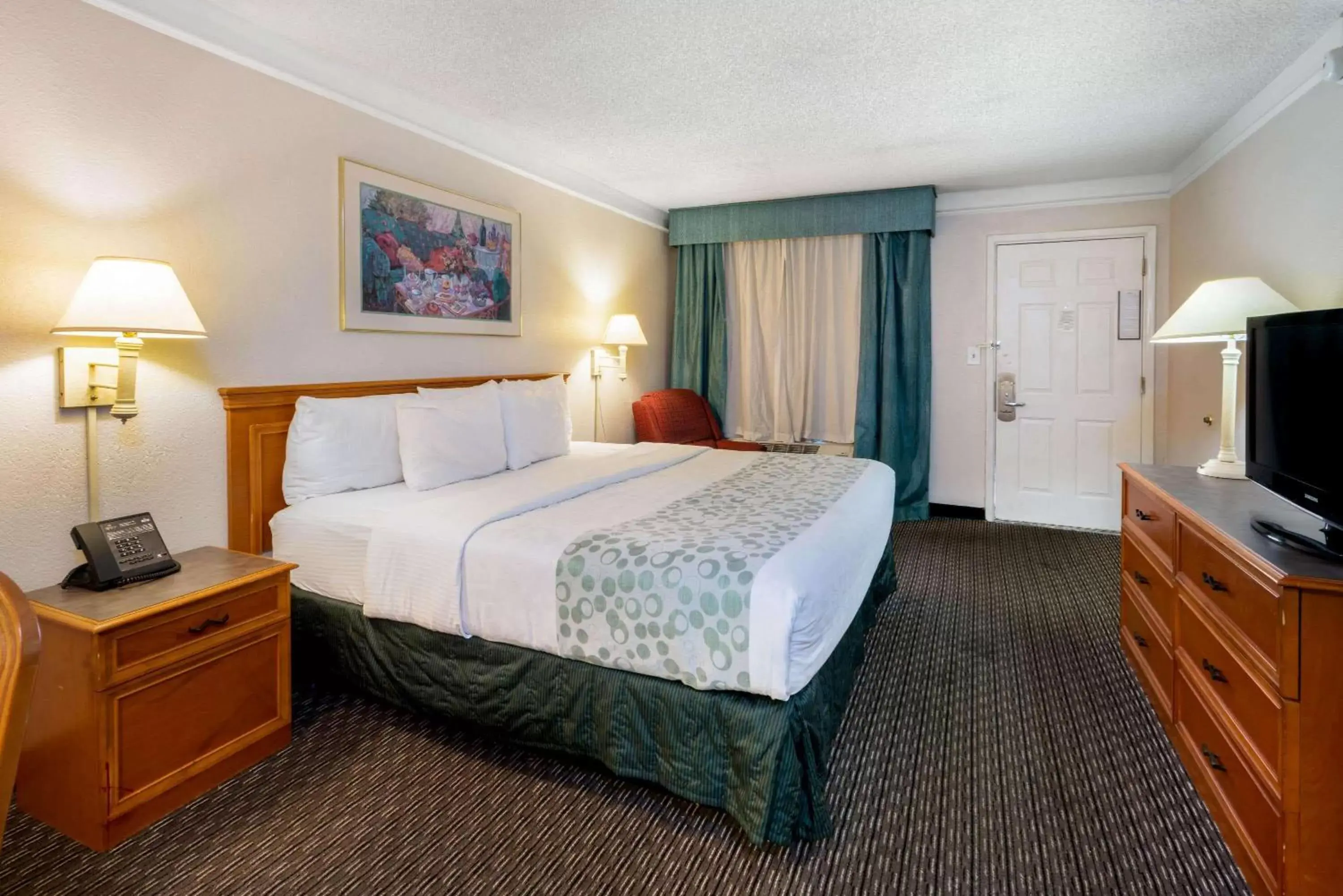 Photo of the whole room, Bed in La Quinta Inn by Wyndham Phoenix Thomas Road