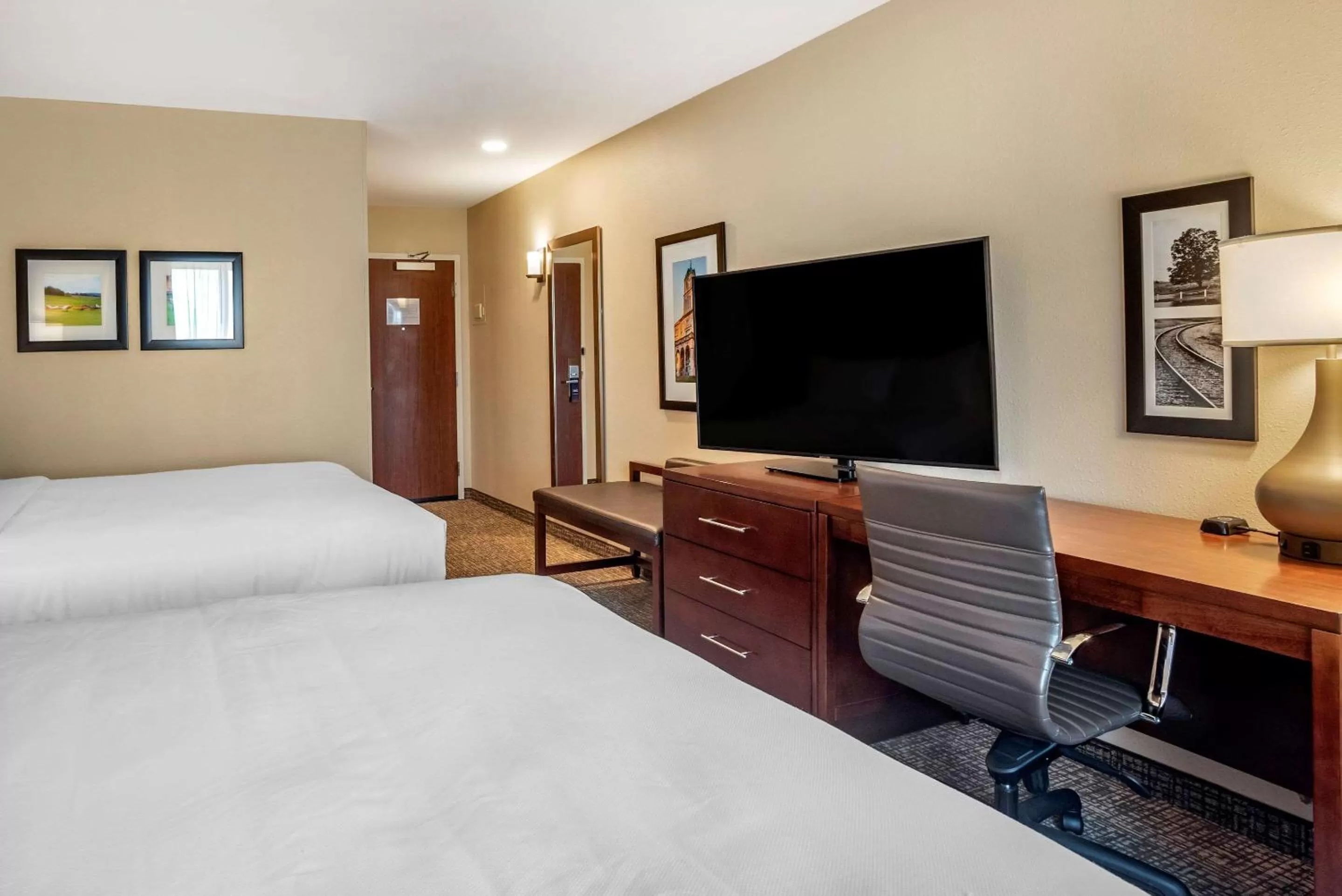 Photo of the whole room, Bed in Comfort Inn & Suites
