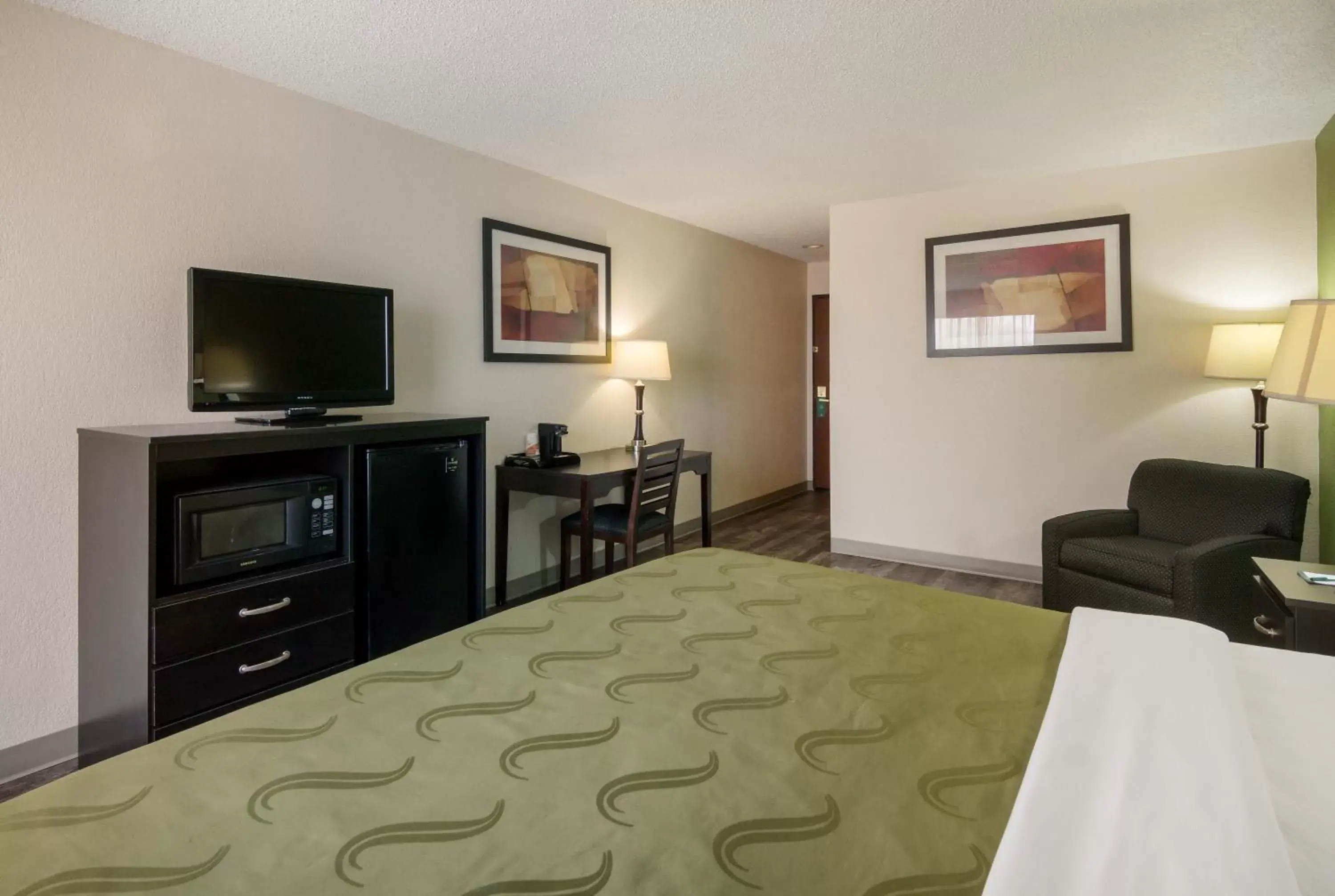 TV and multimedia, Bed in Quality Inn & Suites Granbury