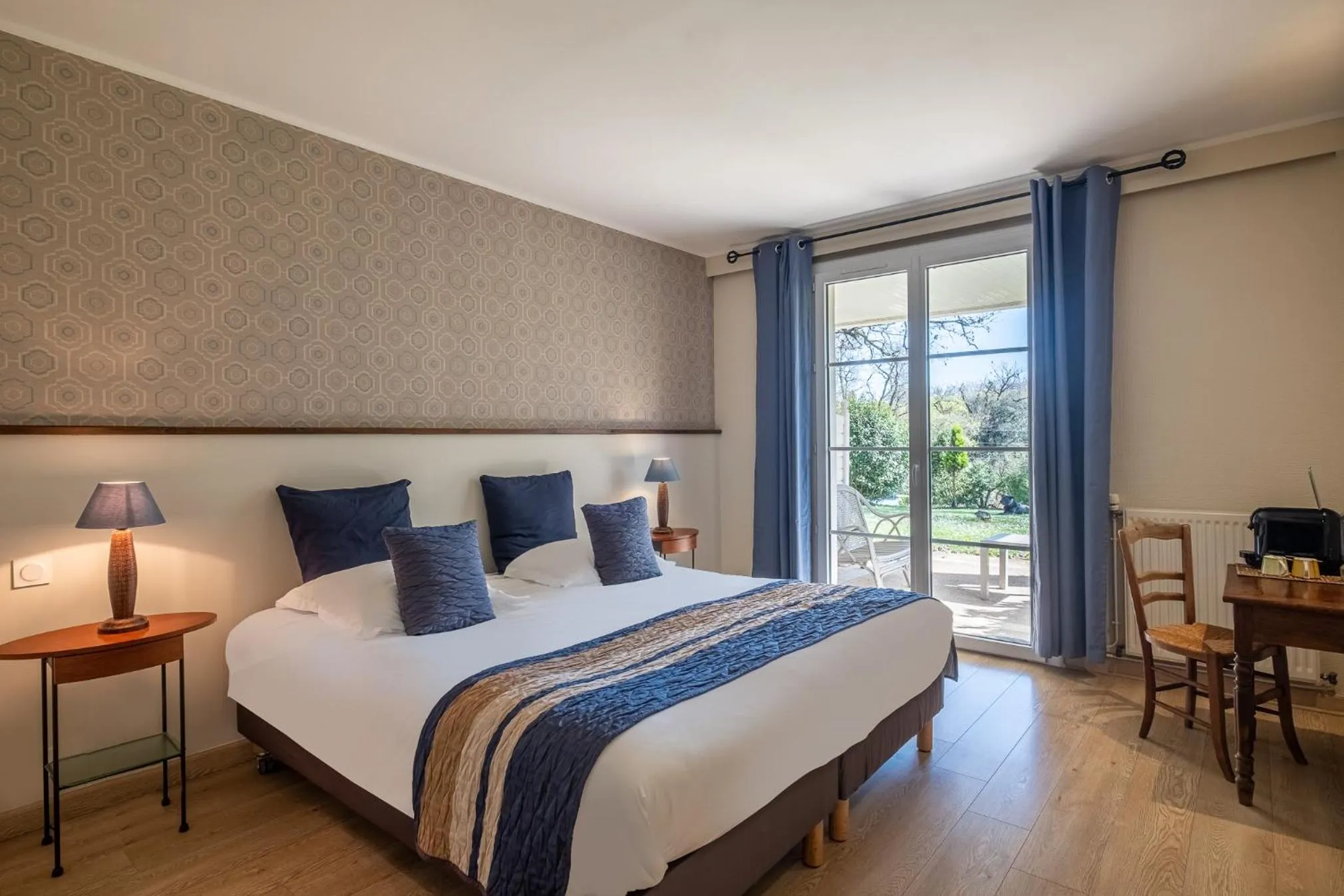 Bedroom, Bed in Domaine de l'Echassier, The Originals Relais