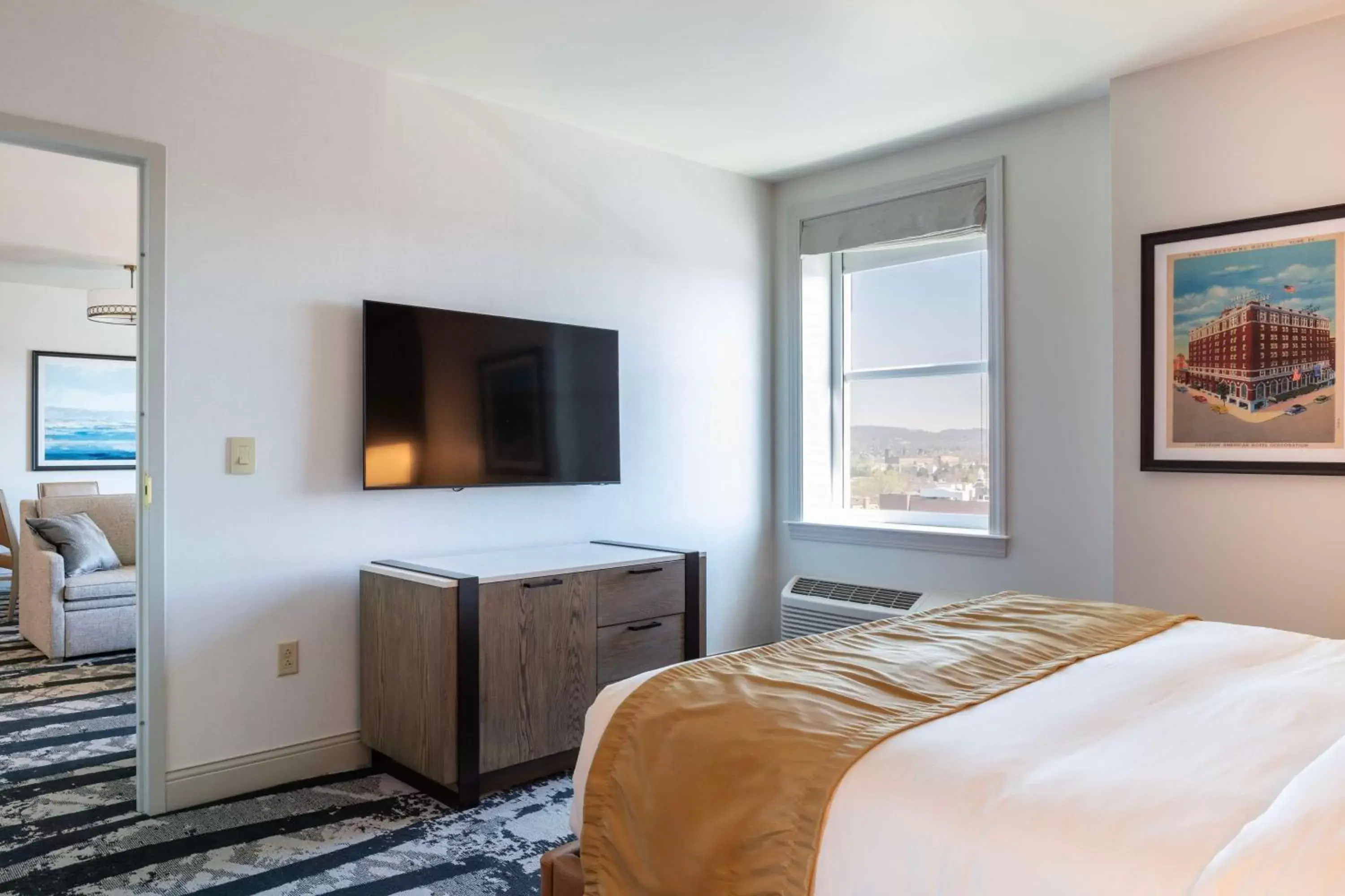 Bedroom, TV/Entertainment Center in The Yorktowne Hotel, Tapestry Collection by Hilton