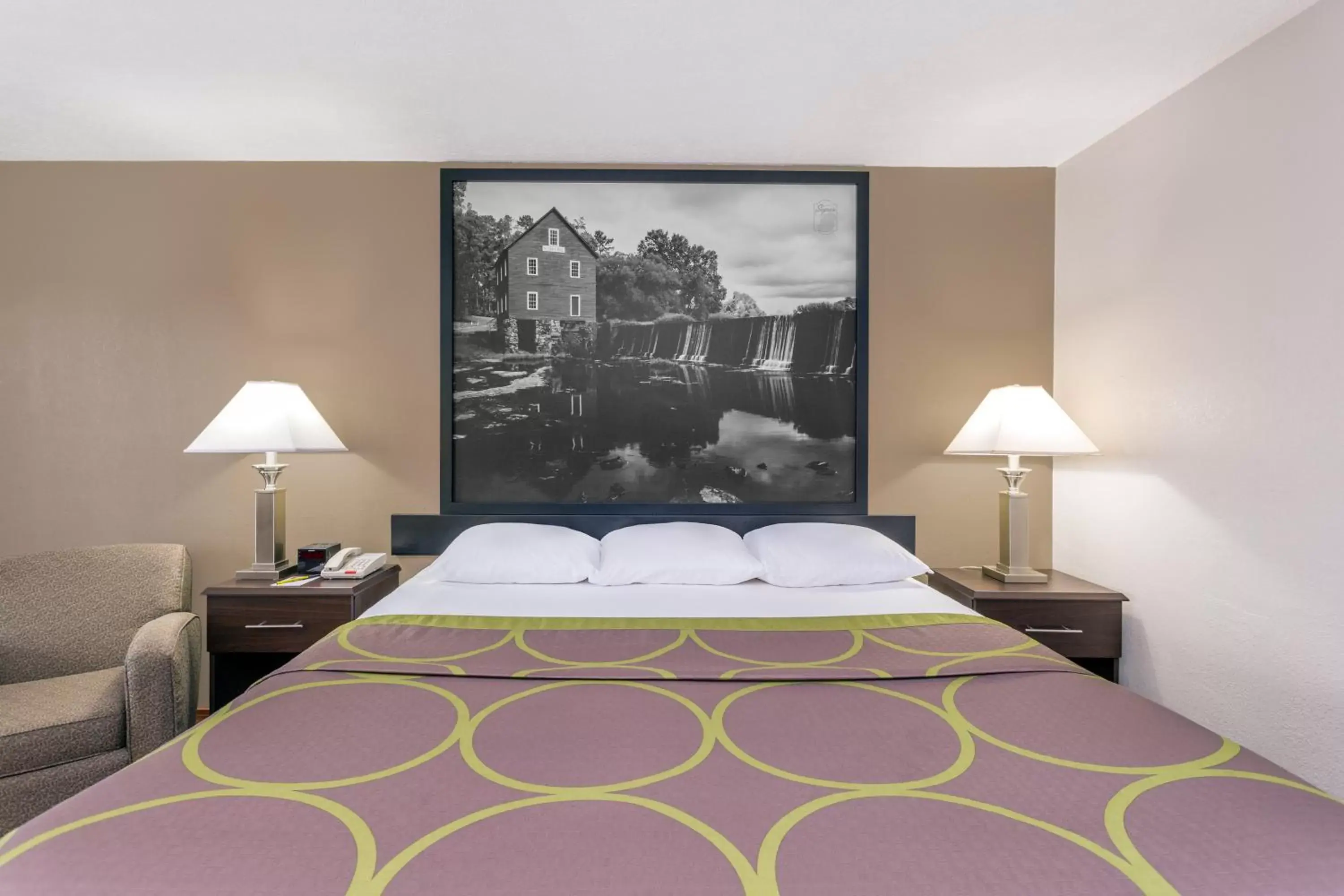 Bedroom, Bed in Super 8 by Wyndham Locust Grove