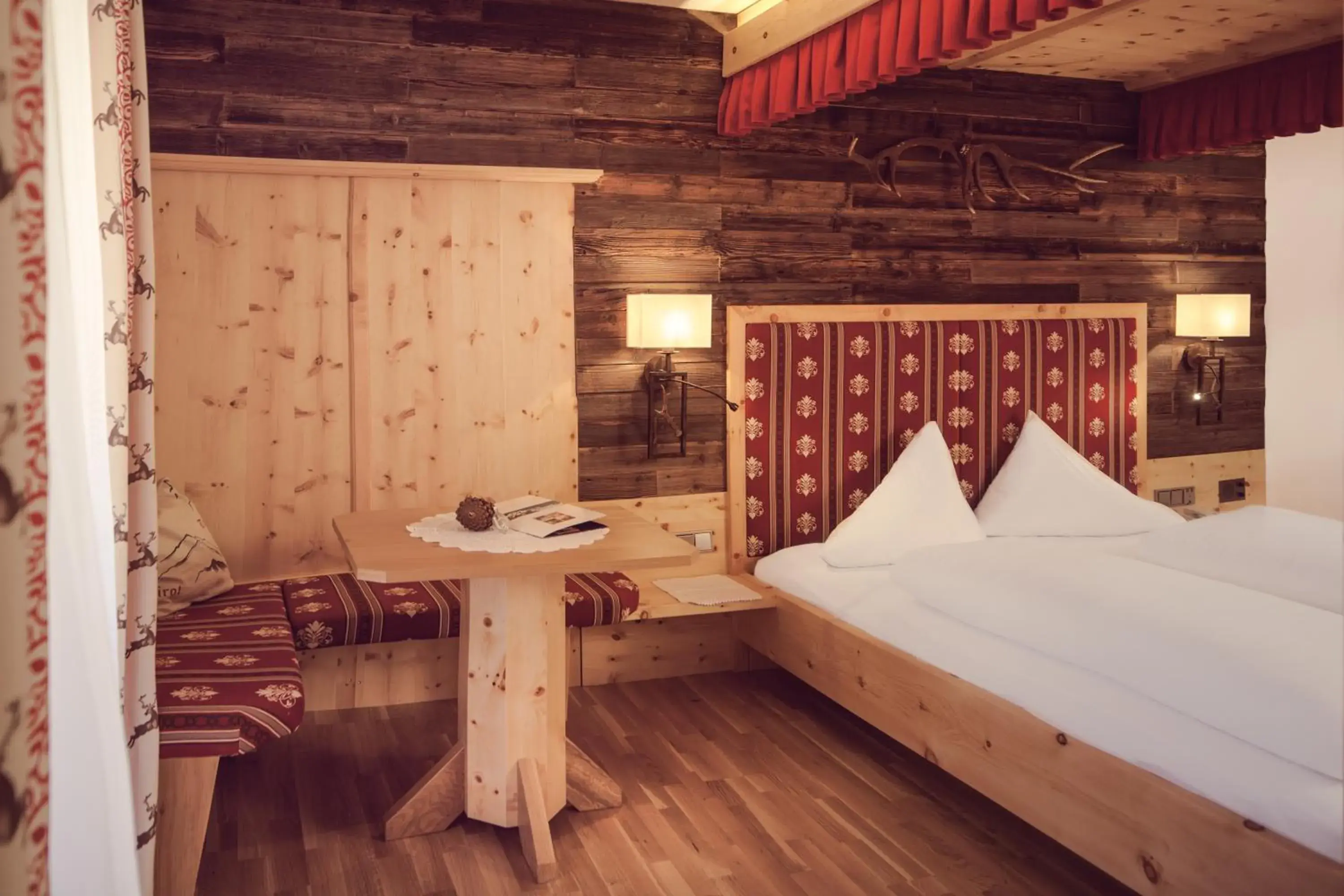 Bed in Hotel Alpenstolz