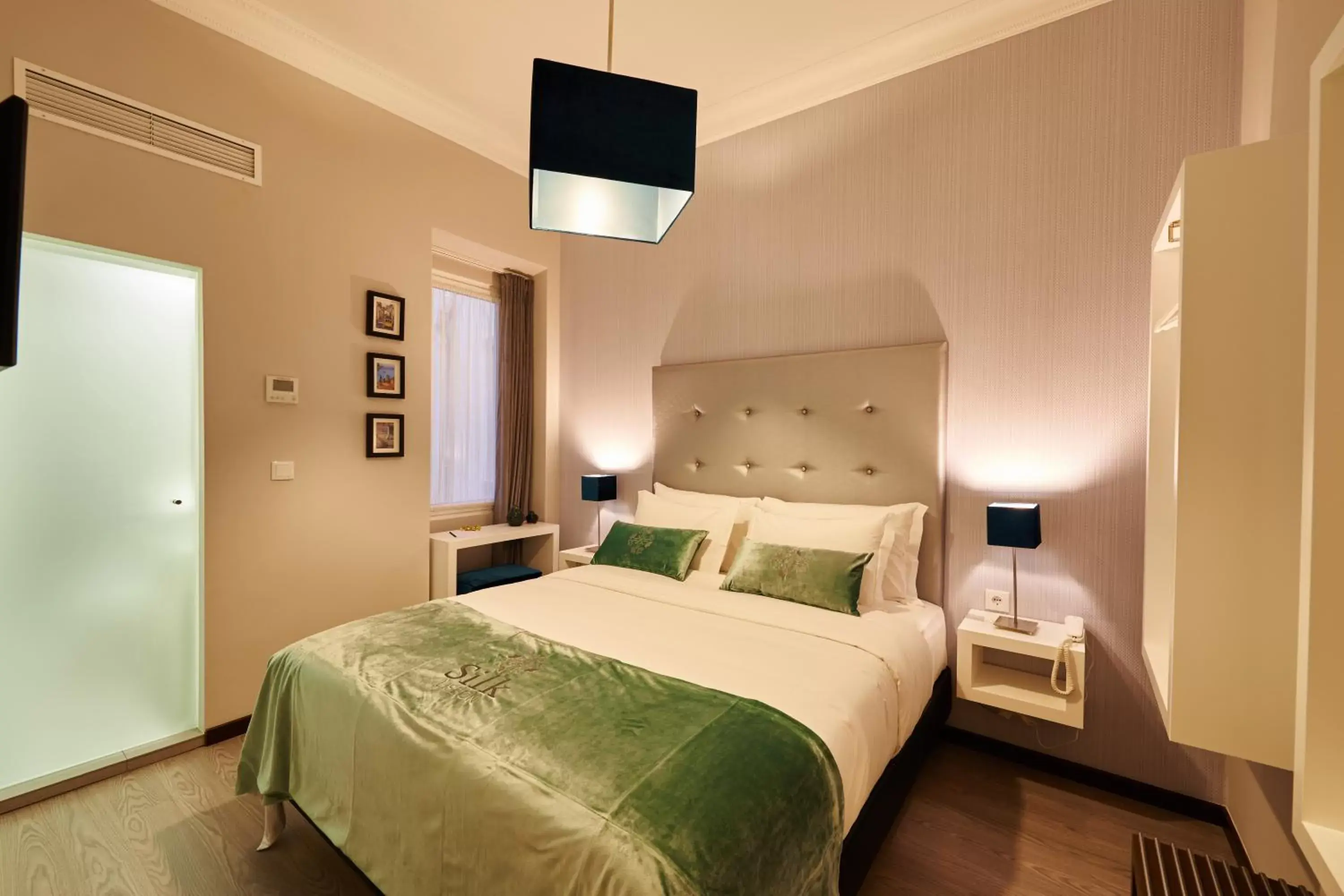 Bedroom, Bed in Silk Lisbon