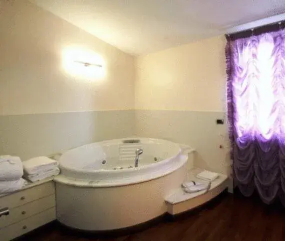 Bathroom in Sangallo Hotel
