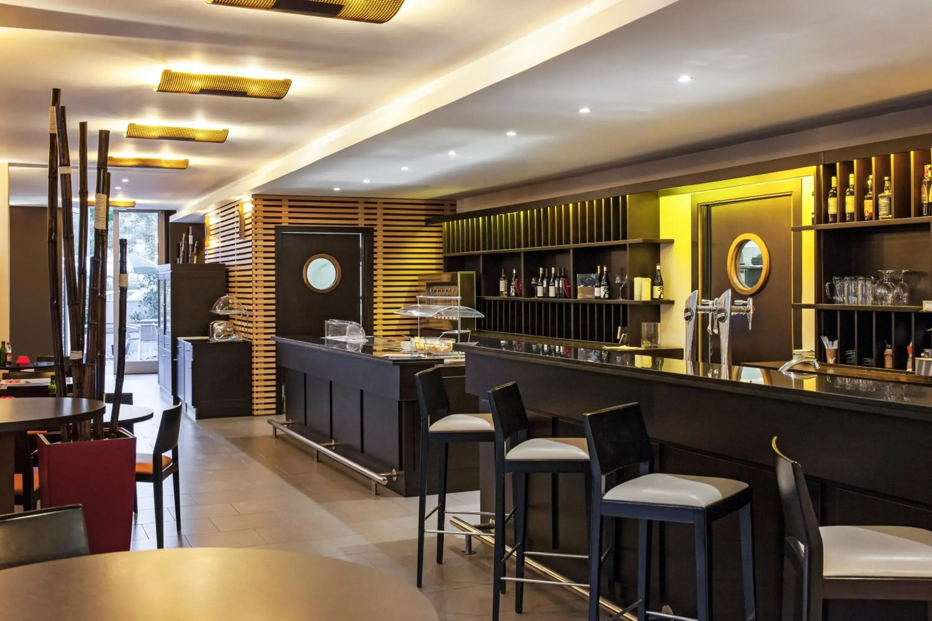 Lounge or bar, Restaurant/Places to Eat in Ibis Barcelona Molins de Rei