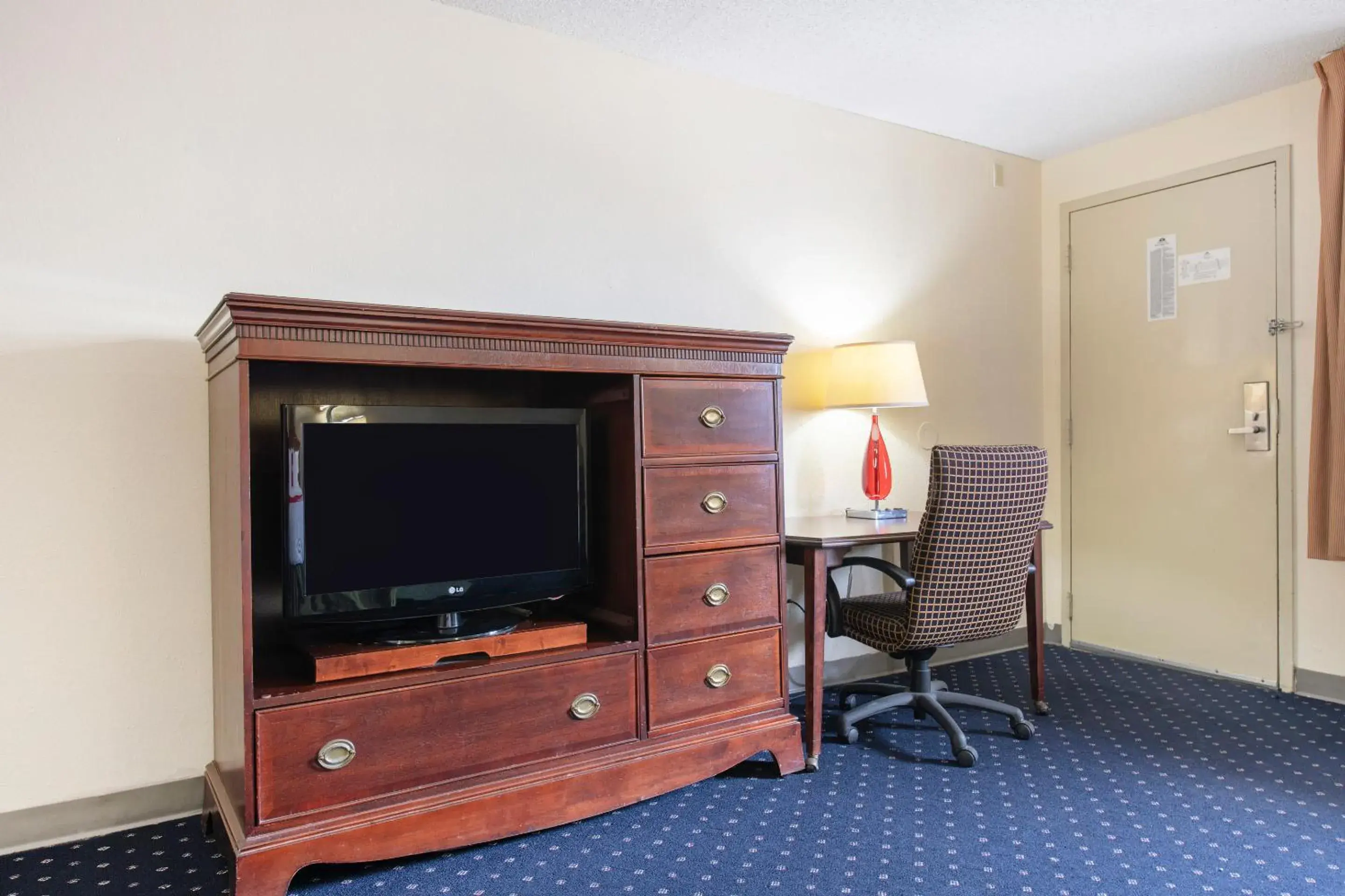Area and facilities, TV/Entertainment Center in OYO Hotel Tulsa International Airport