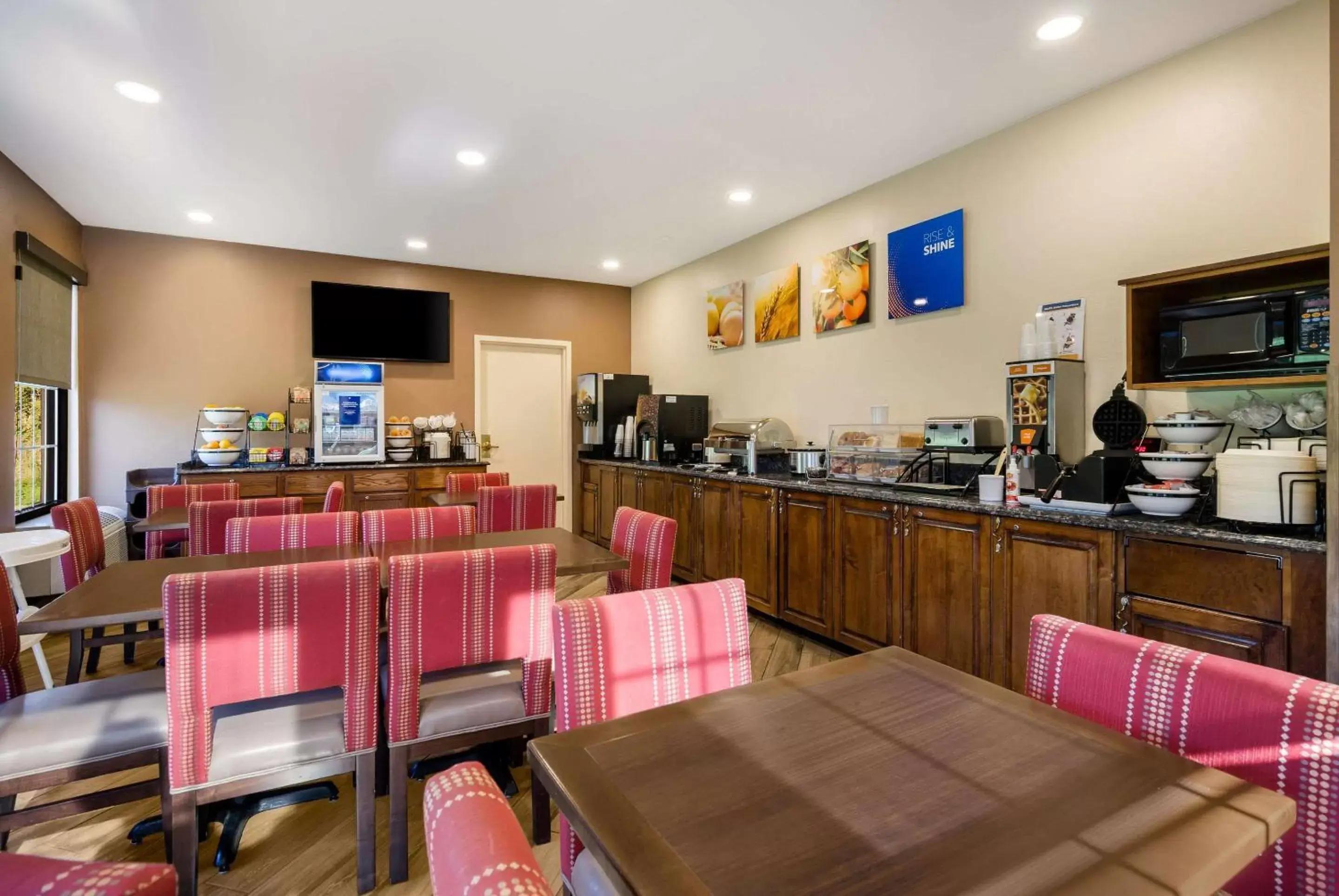 Breakfast, Restaurant/Places to Eat in Comfort Inn Virginia Horse Center
