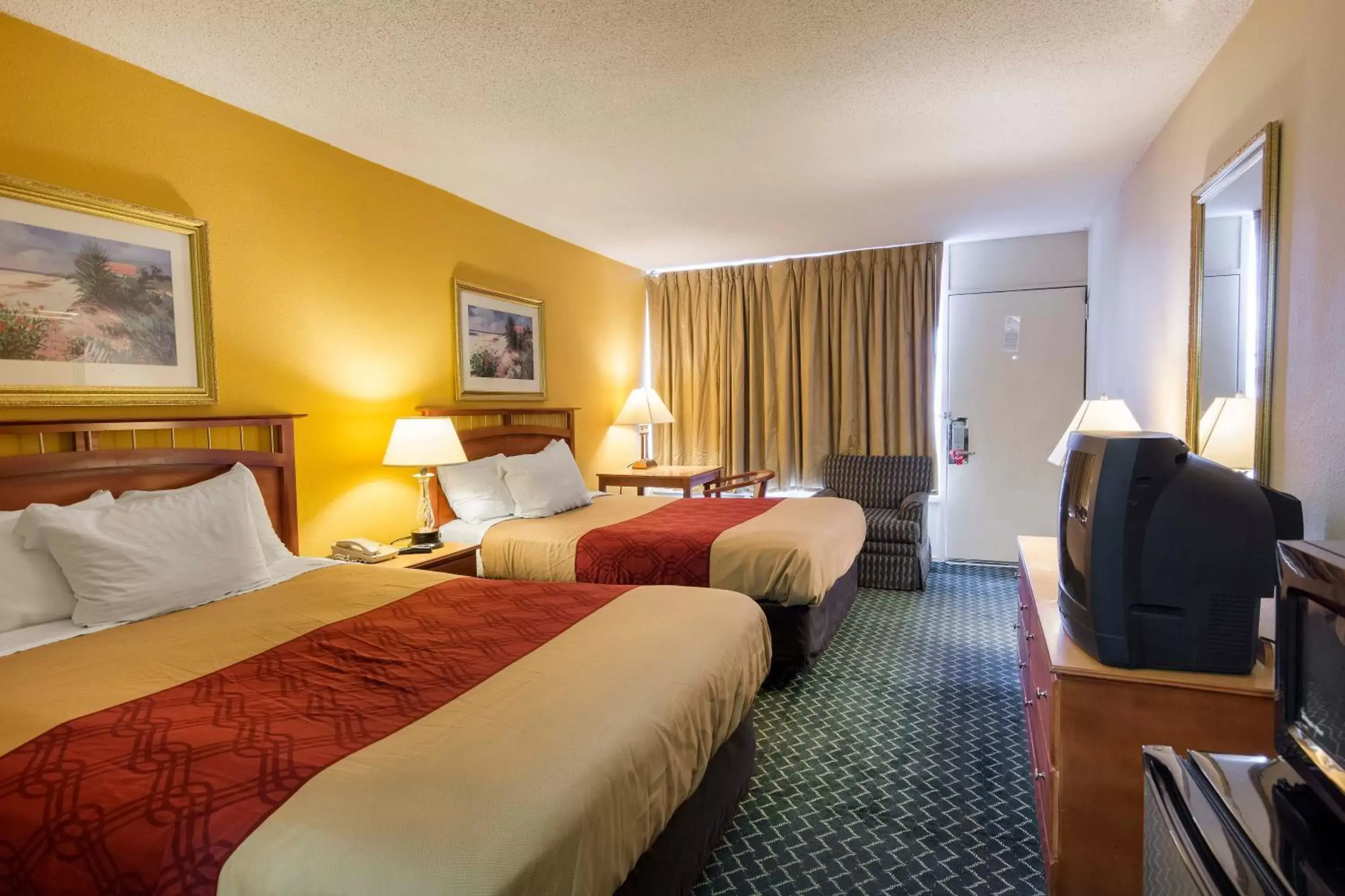 Double Room with Two Double Beds - Non-Smoking in Econo Lodge Petersburg