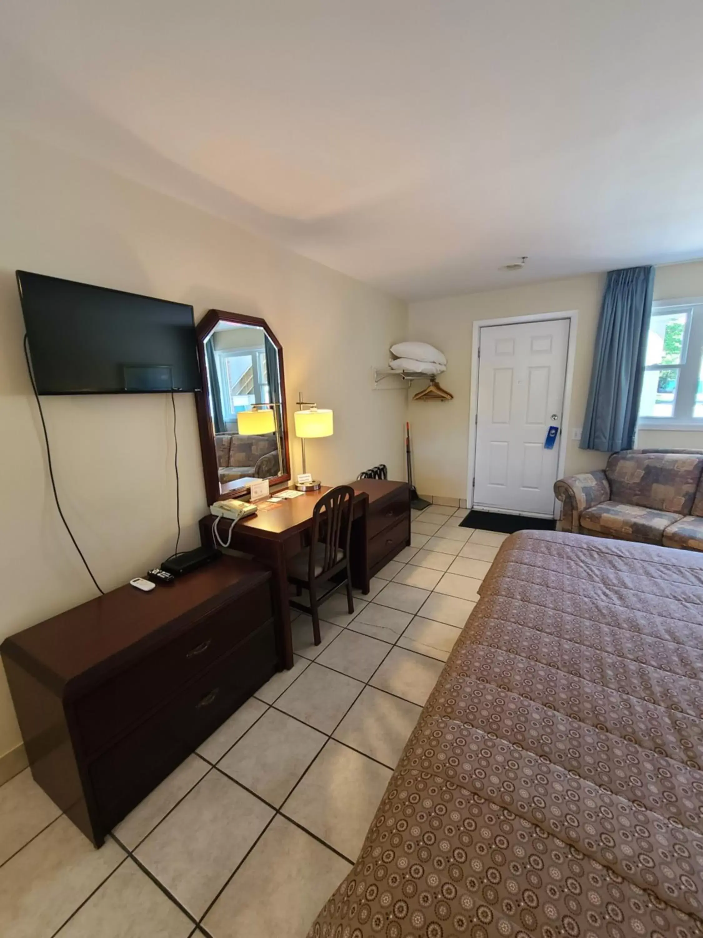 Photo of the whole room, TV/Entertainment Center in Stardust Motel - Timberlea