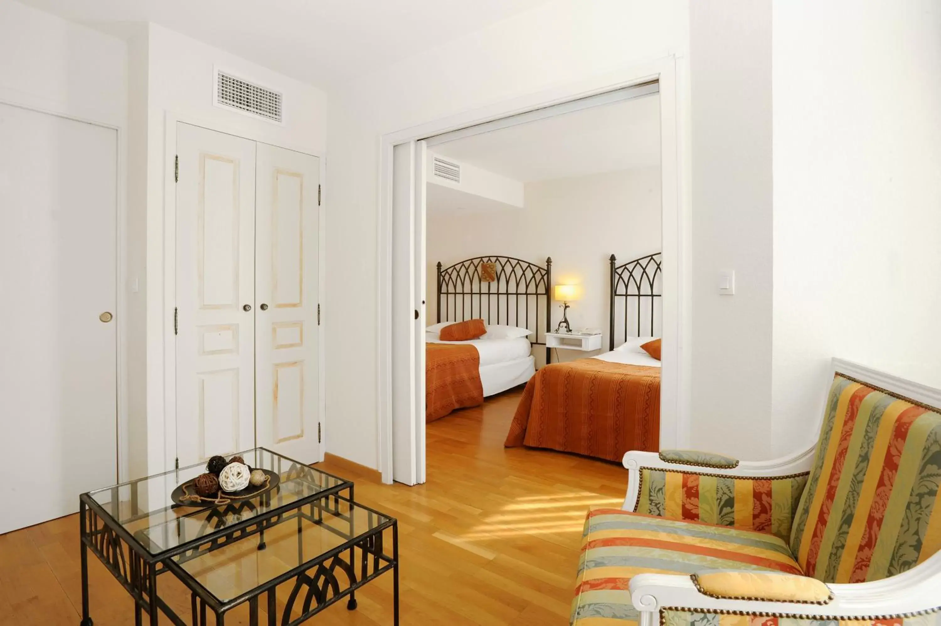 Bedroom, Seating Area in Avignon Grand Hotel