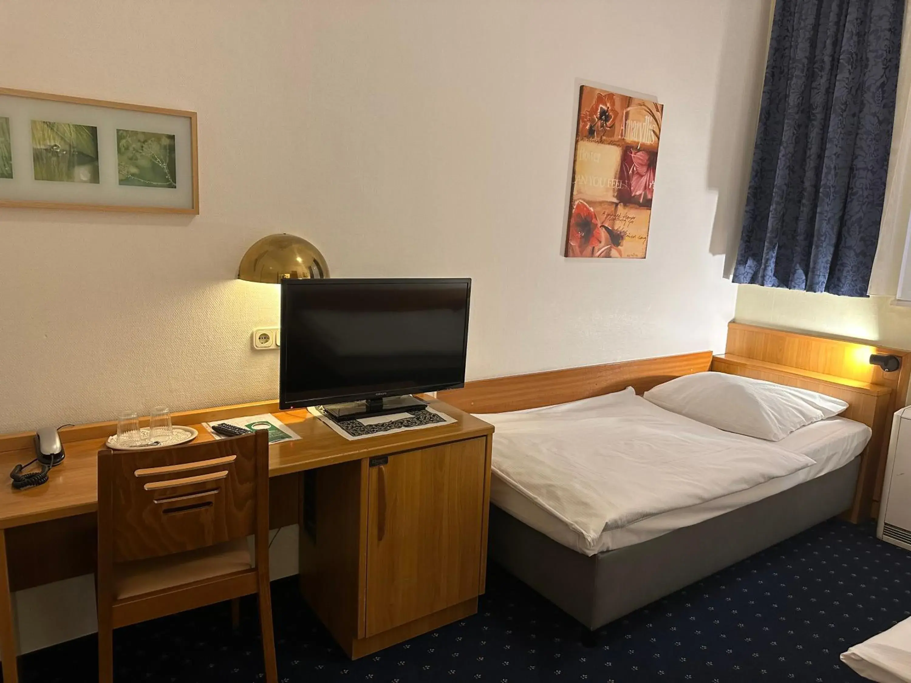 Photo of the whole room, Bed in Centrum Hotel Commerz am Bahnhof Altona