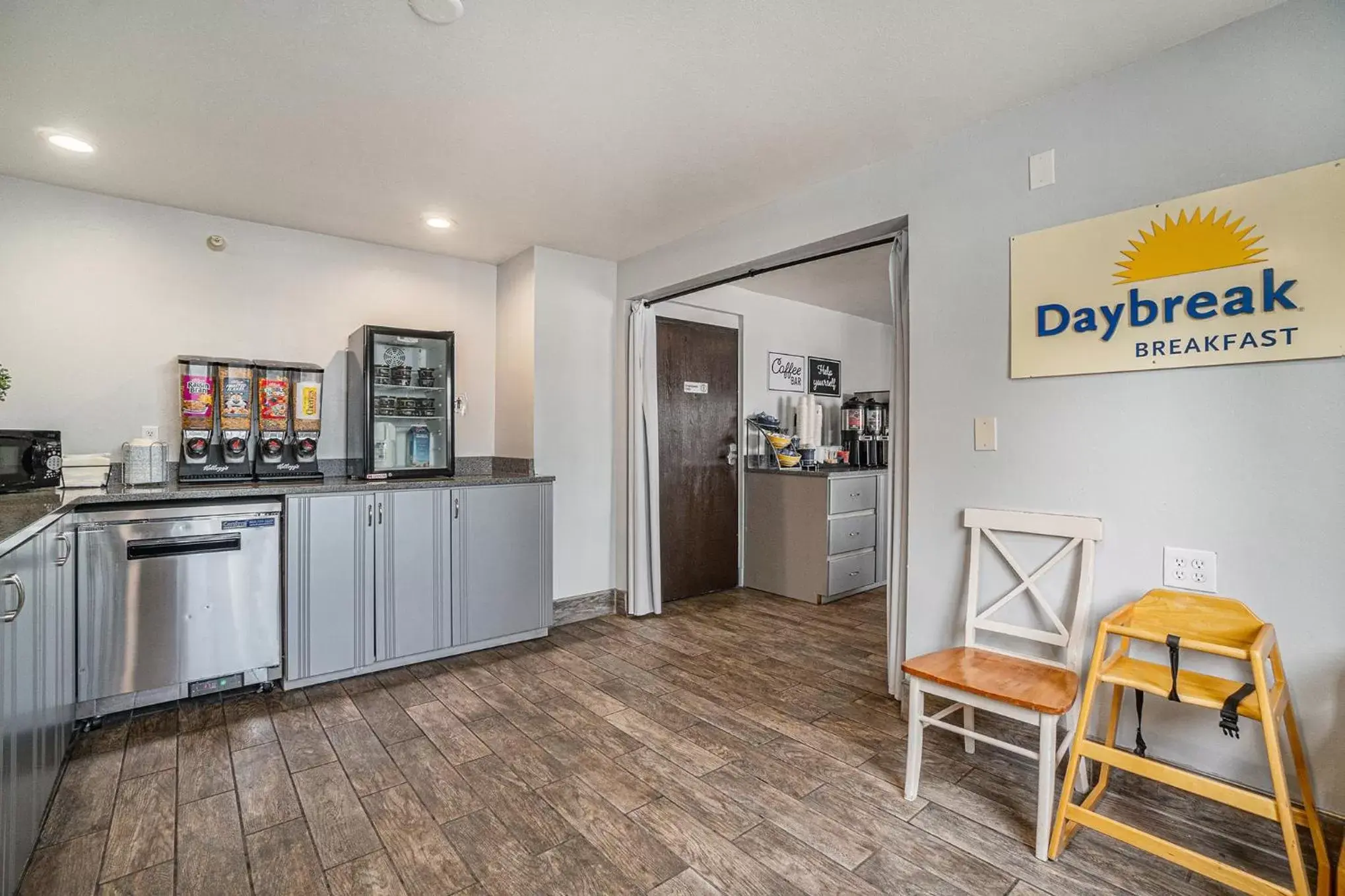 Breakfast, Kitchen/Kitchenette in Days Inn & Suites by Wyndham Traverse City