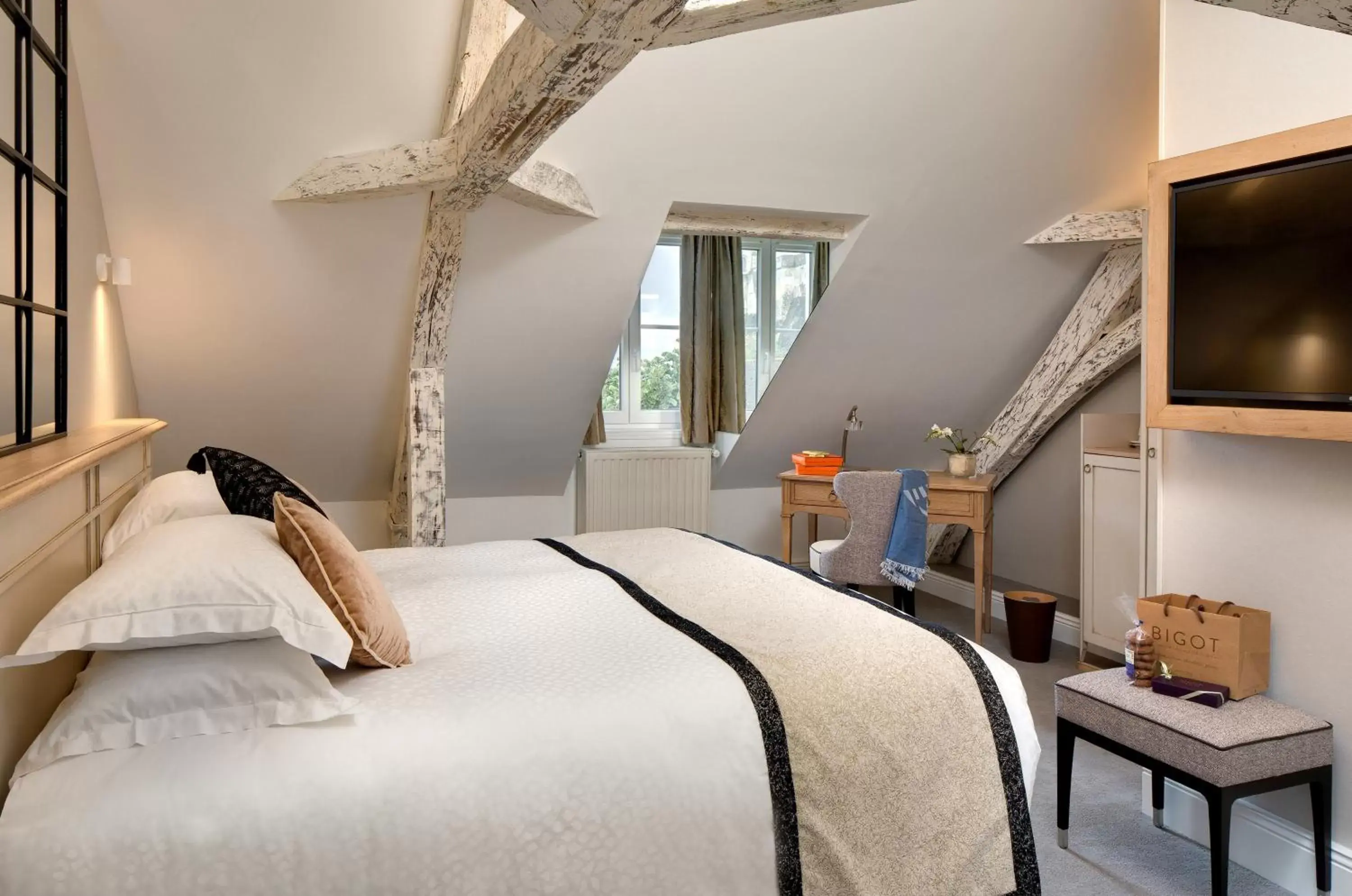 Photo of the whole room, Bed in Le Manoir Les Minimes