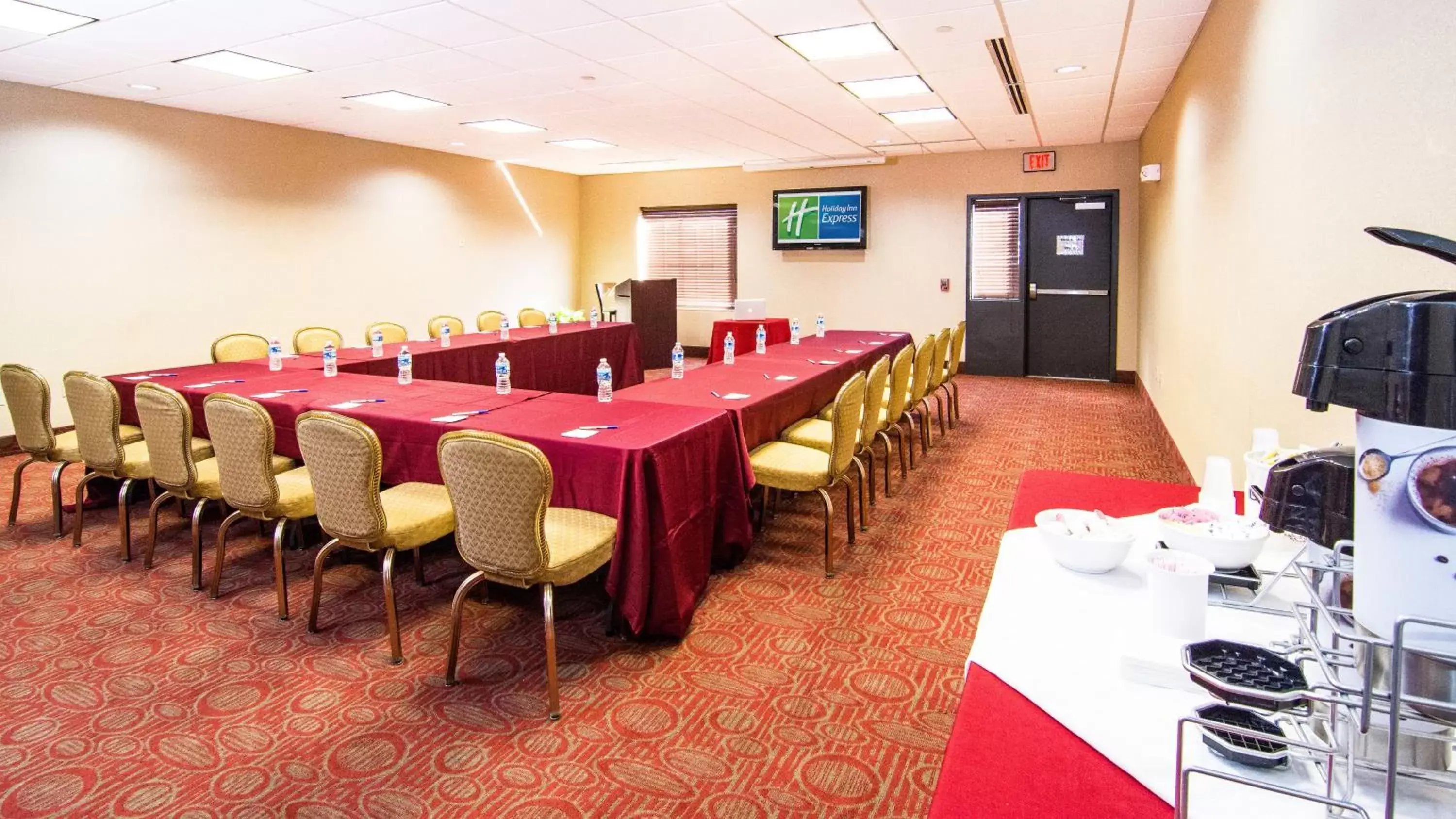 Meeting/conference room in Holiday Inn Express & Suites Elkton - University Area, an IHG Hotel