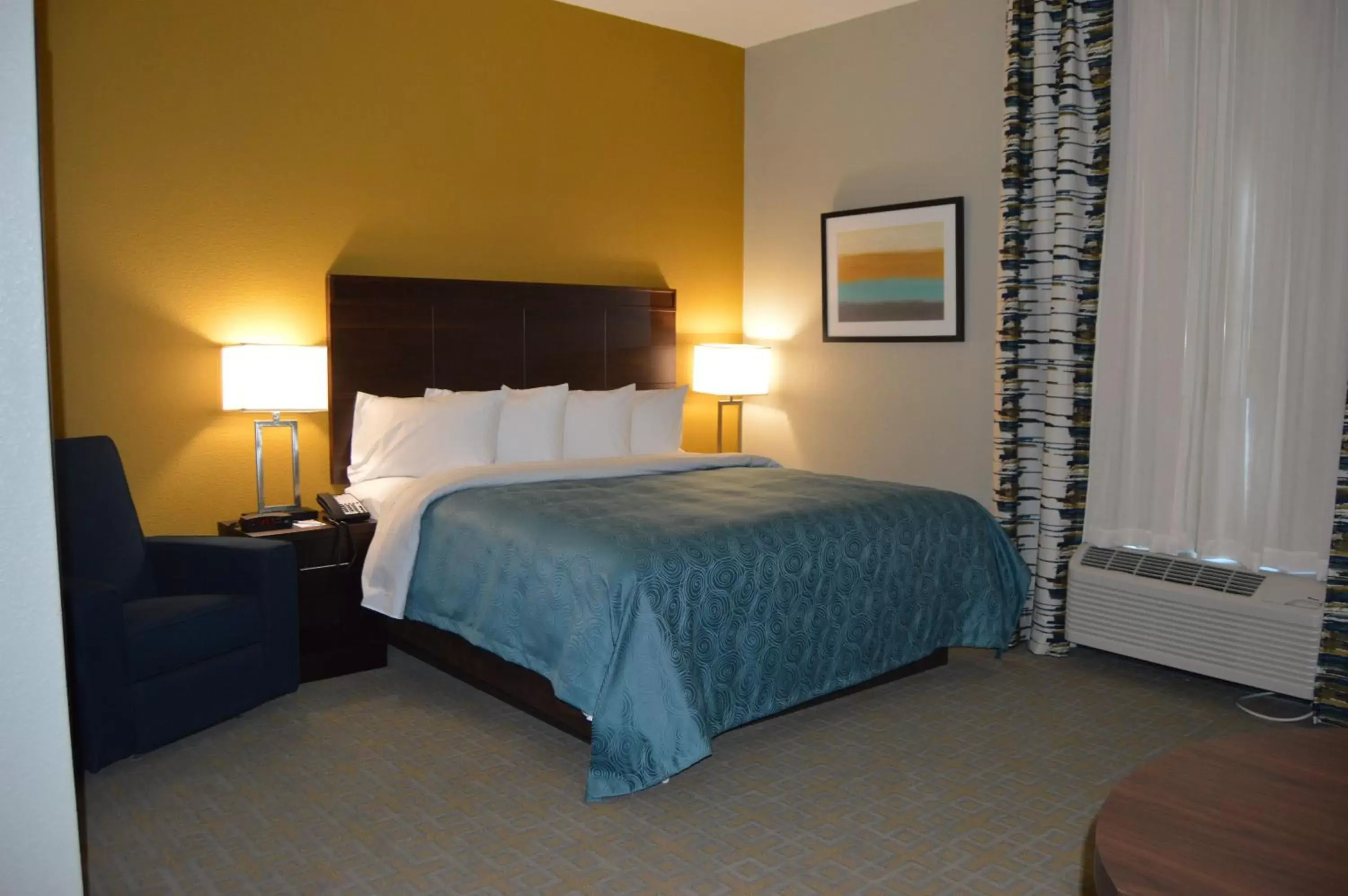 Bedroom, Bed in MainStay Suites Midland