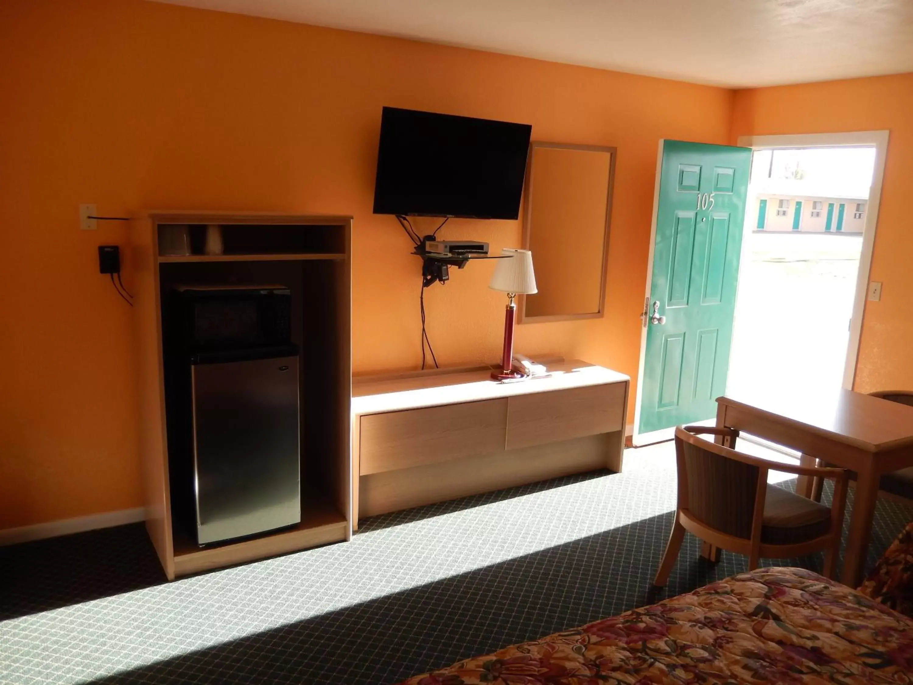 Photo of the whole room, TV/Entertainment Center in Townsman Motel