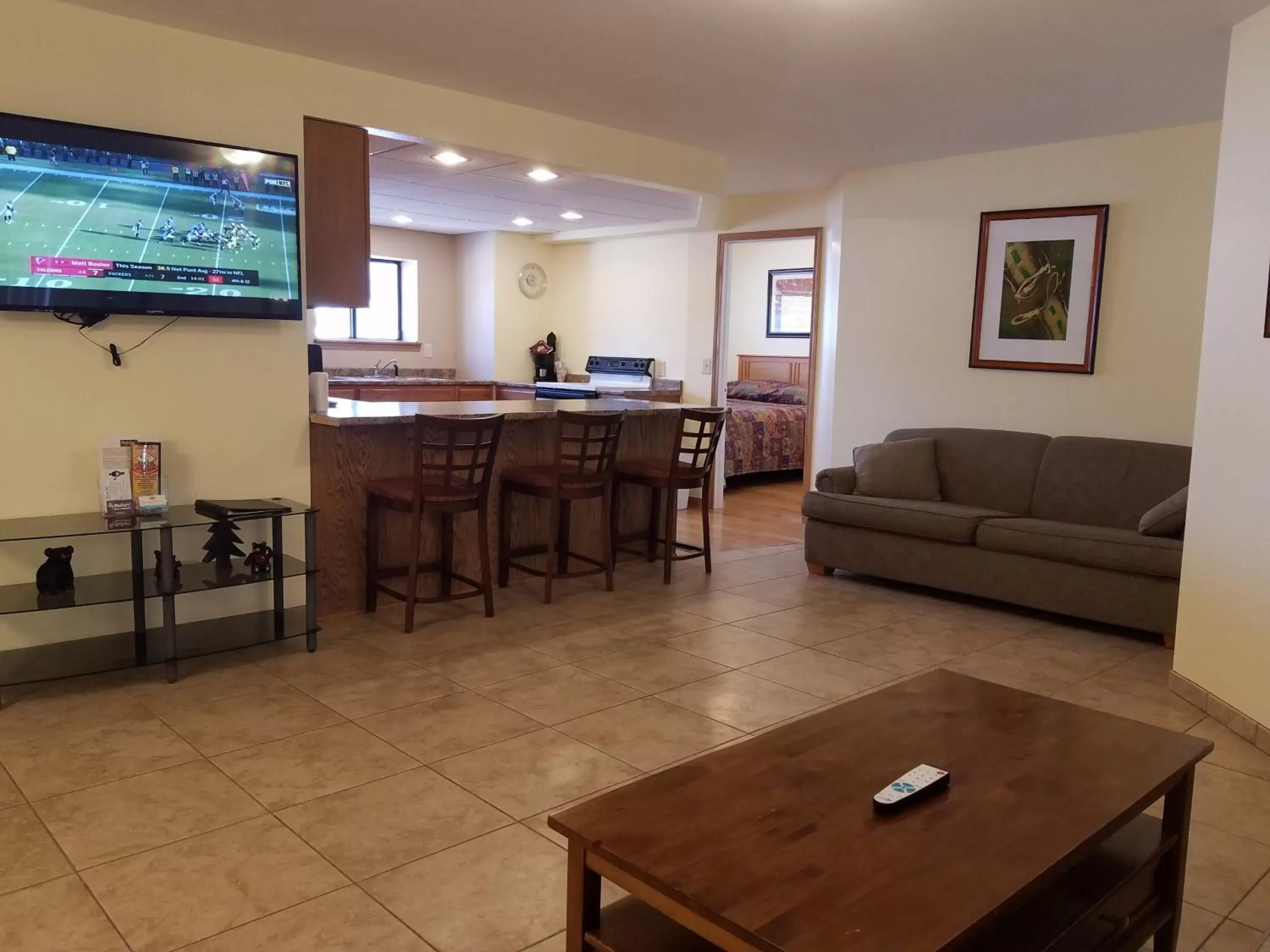 Living room, Dining Area in Amber's Inn and Suites
