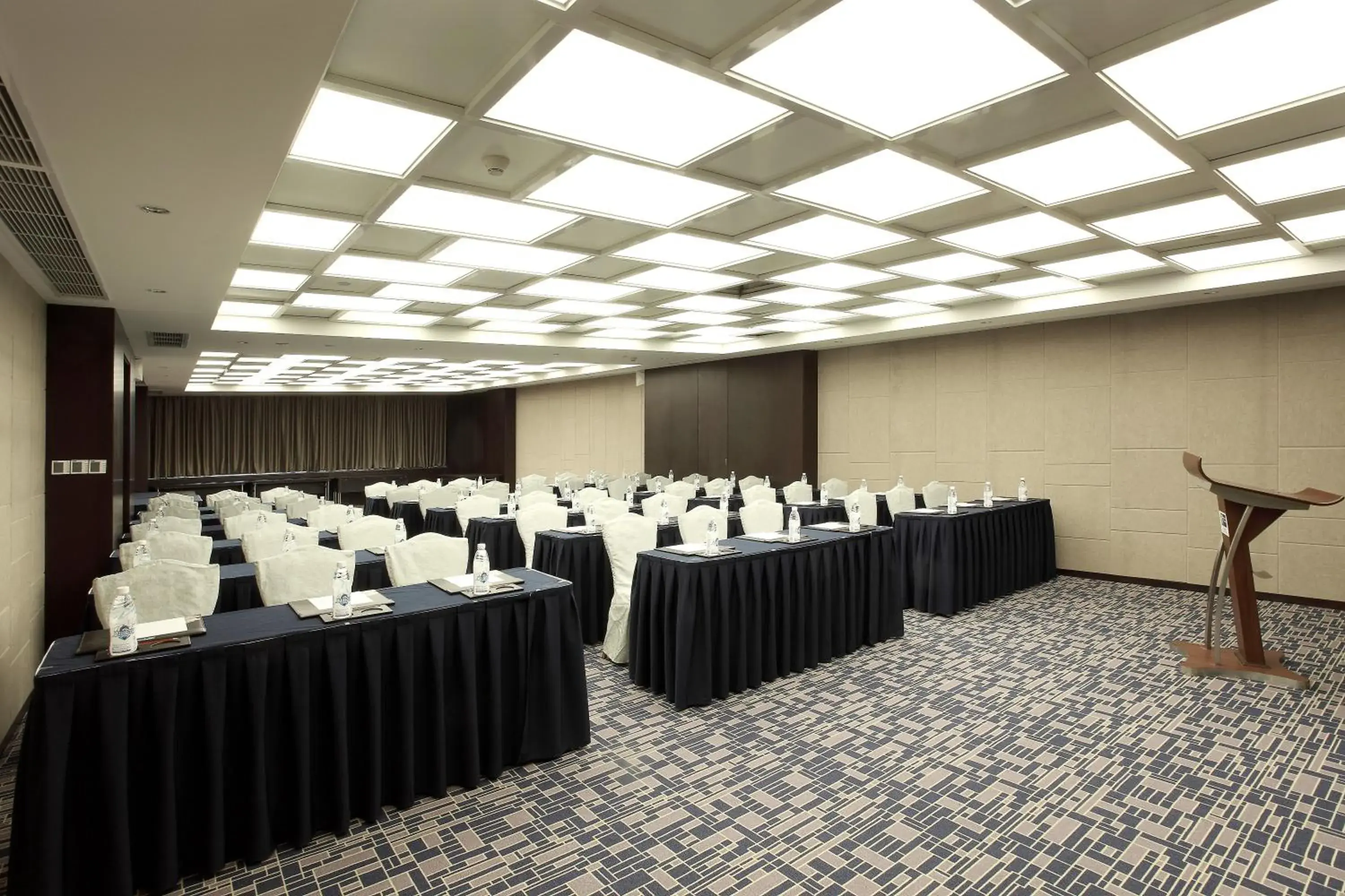 Meeting/conference room in Holiday Inn Express Chengdu Wuhou, an IHG Hotel