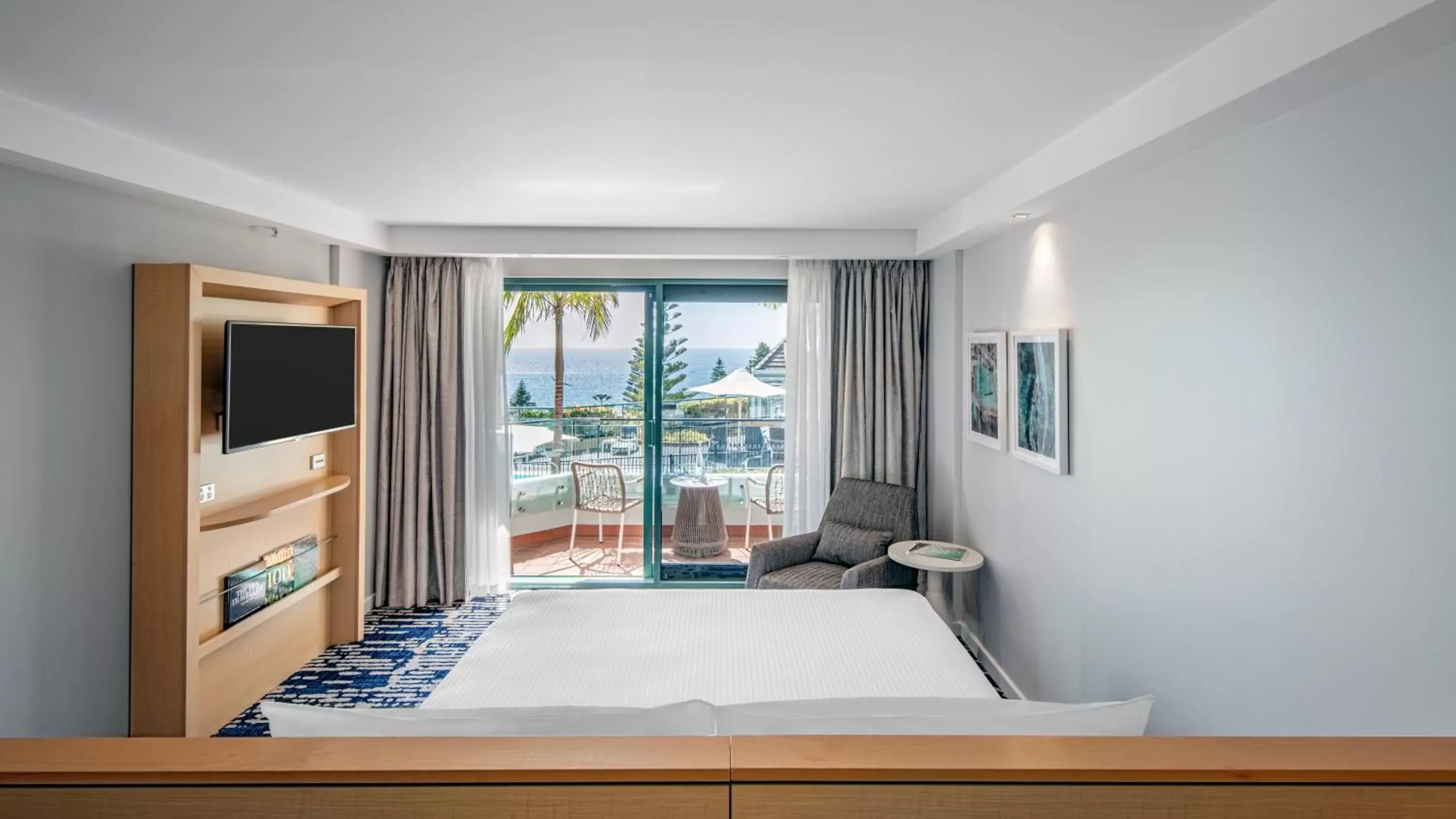 King Pool View Room with Balcony in Crowne Plaza Sydney Coogee Beach, an IHG Hotel