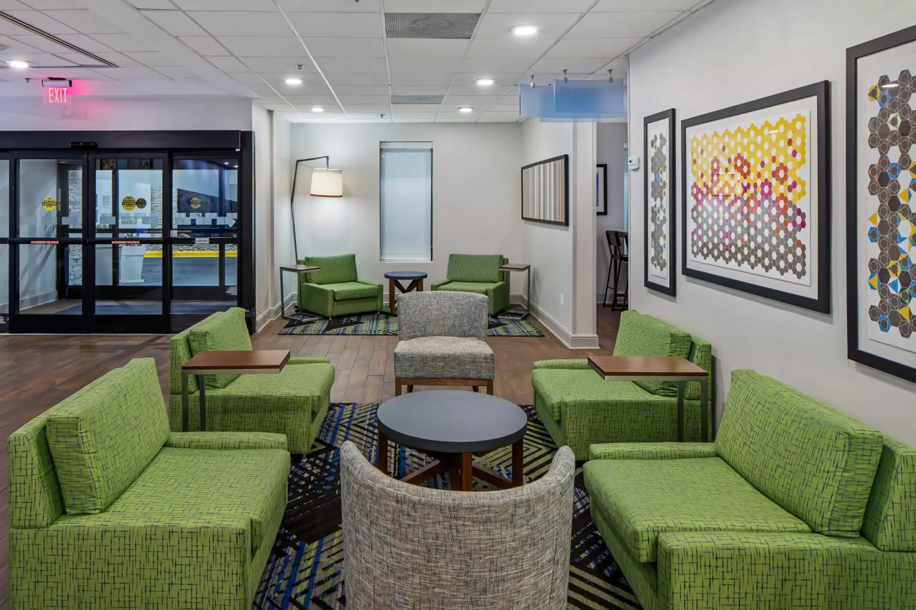 Lobby or reception, Lounge/Bar in Holiday Inn Express Atlanta Airport-College Park, an IHG Hotel