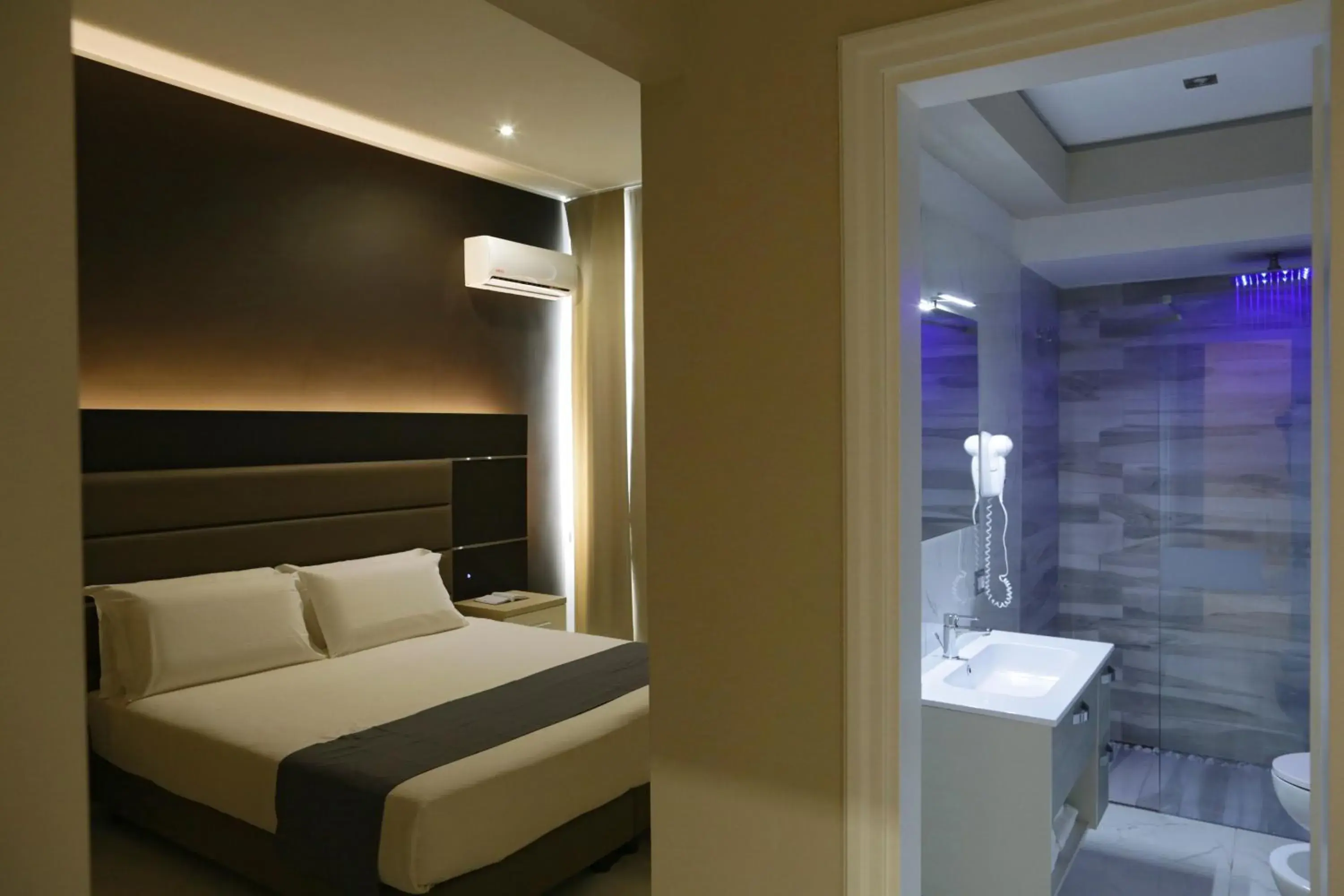 Bedroom, Bathroom in Hotel Vergilius Billia