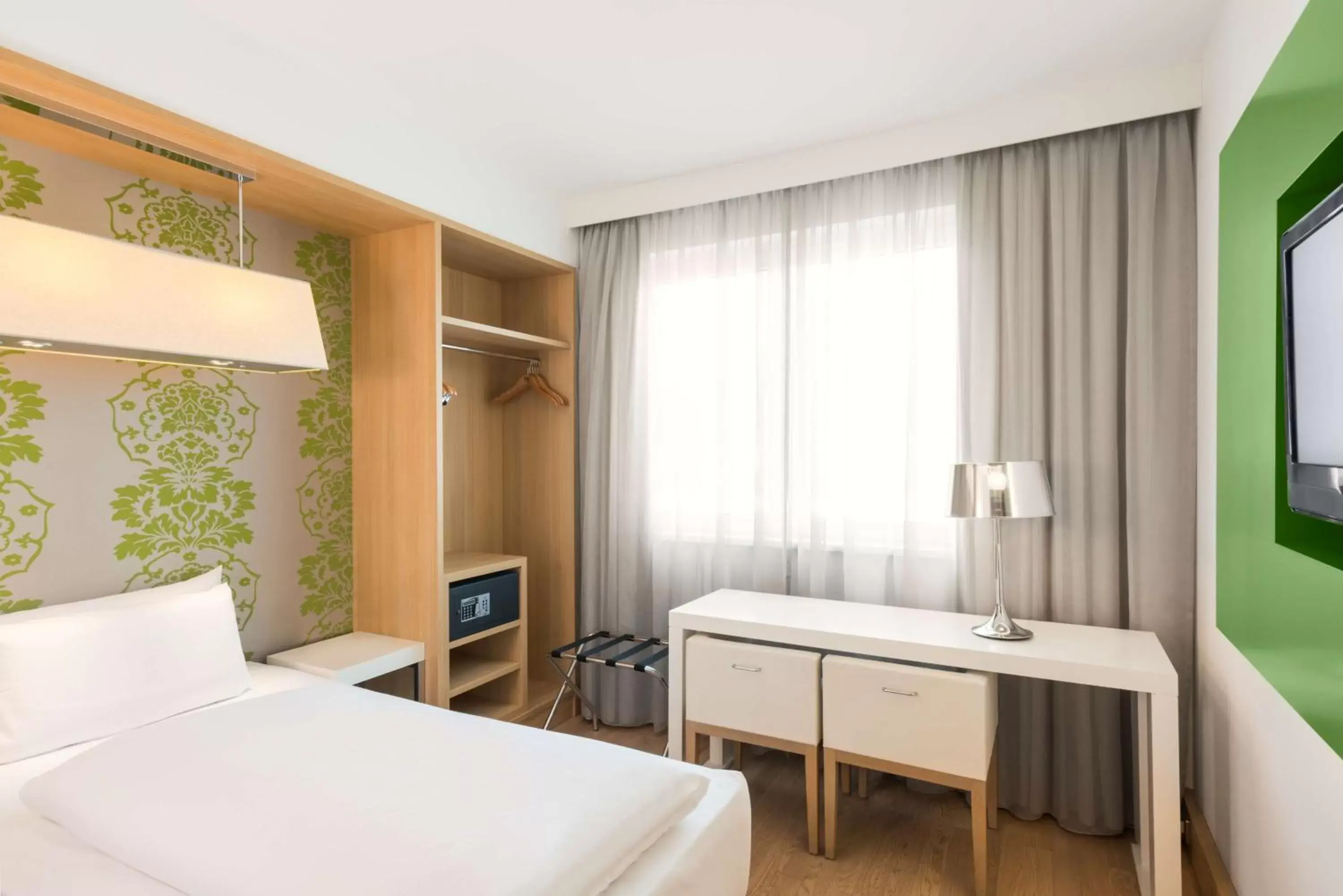 Photo of the whole room, Bed in NH Berlin Potsdamer Platz
