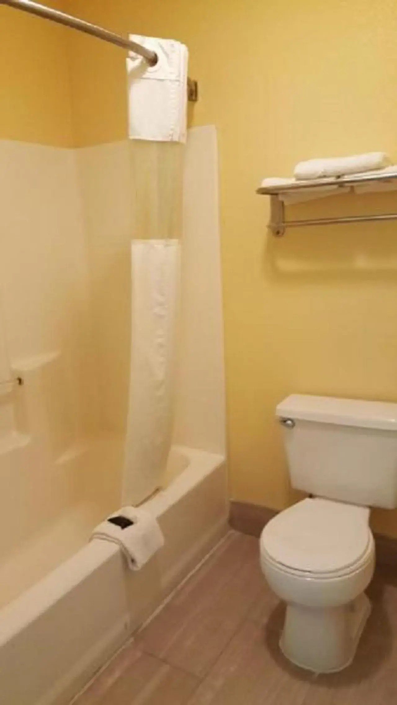 Bathroom in Loyalty Inn Hawkinsville Bathroom in Loyalty Inn Hawkinsville