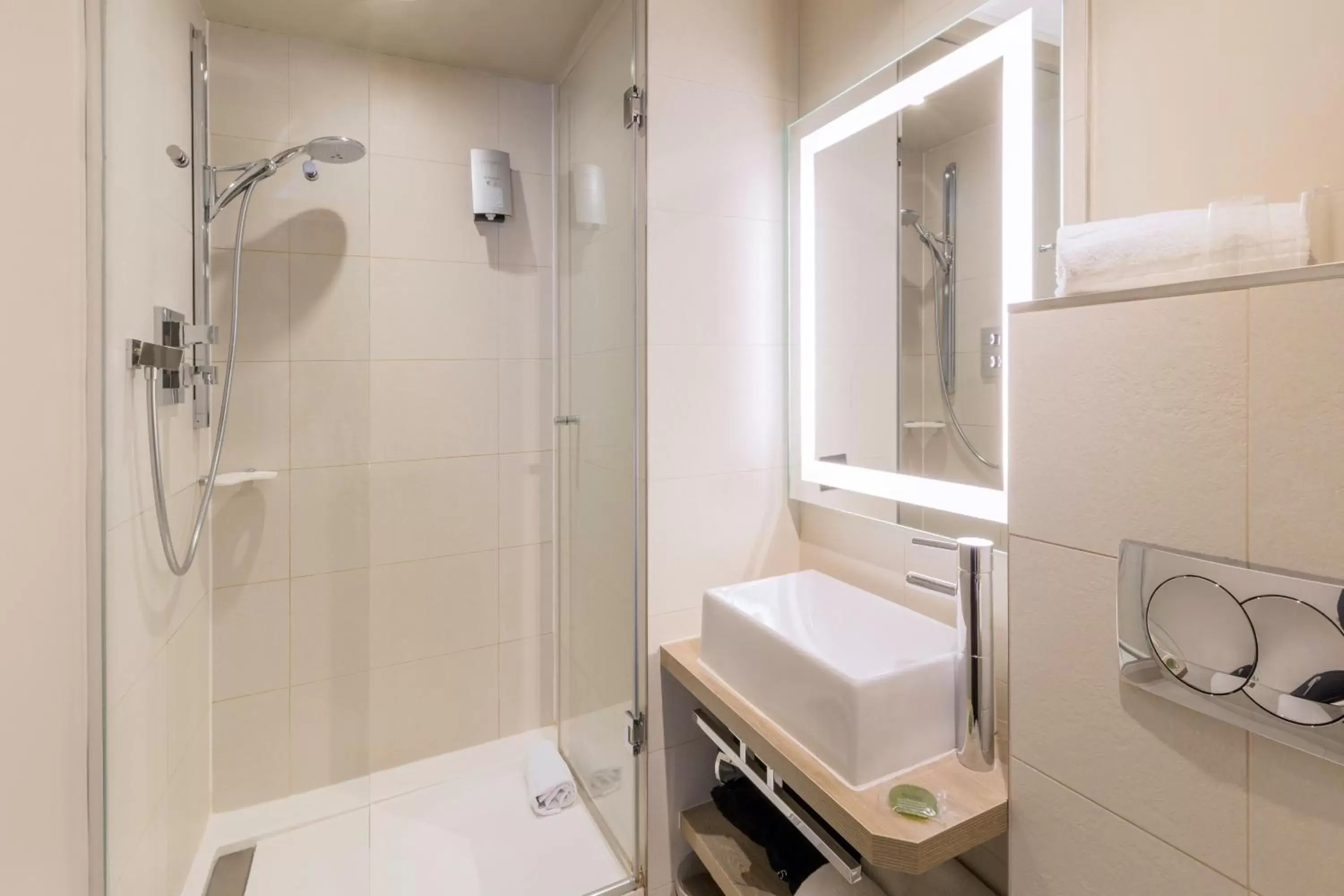 Bathroom in Best Western Le Montmartre – Saint Pierre