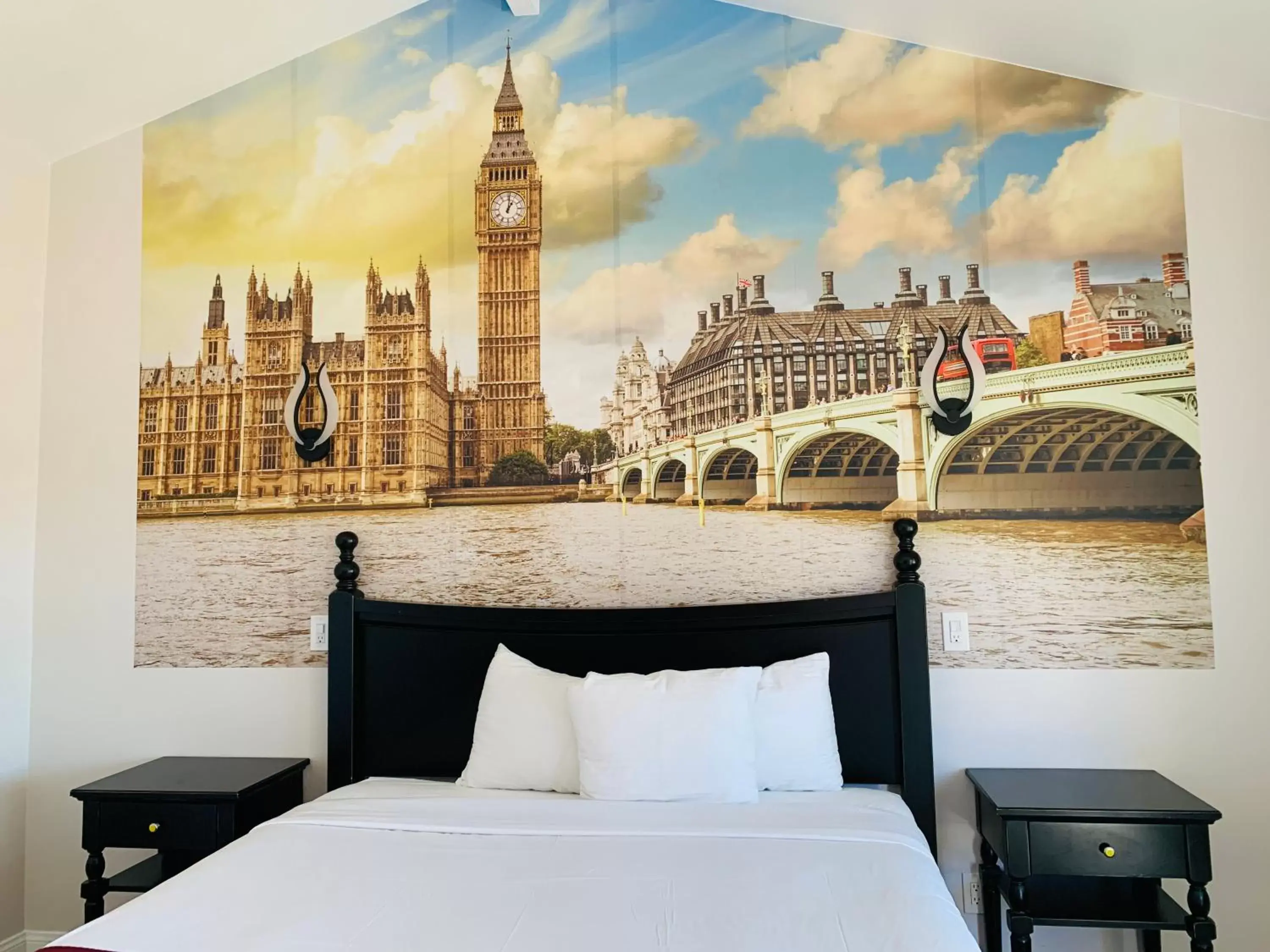 Bed in Escondido Inn Bed in Escondido Inn